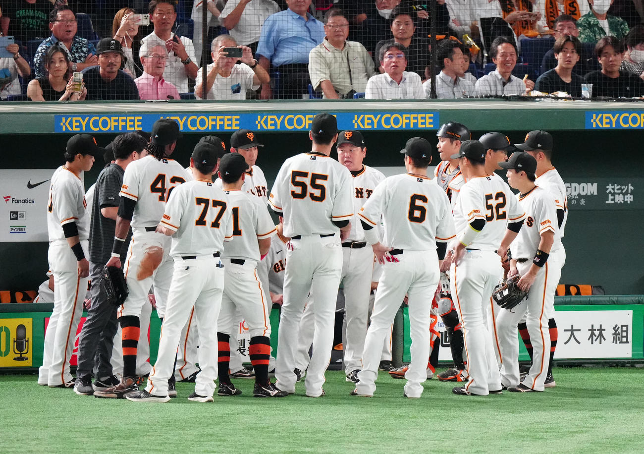 巨人対阪神　5回裏開始前、円陣を組む巨人の選手たち（撮影・江口和貴）