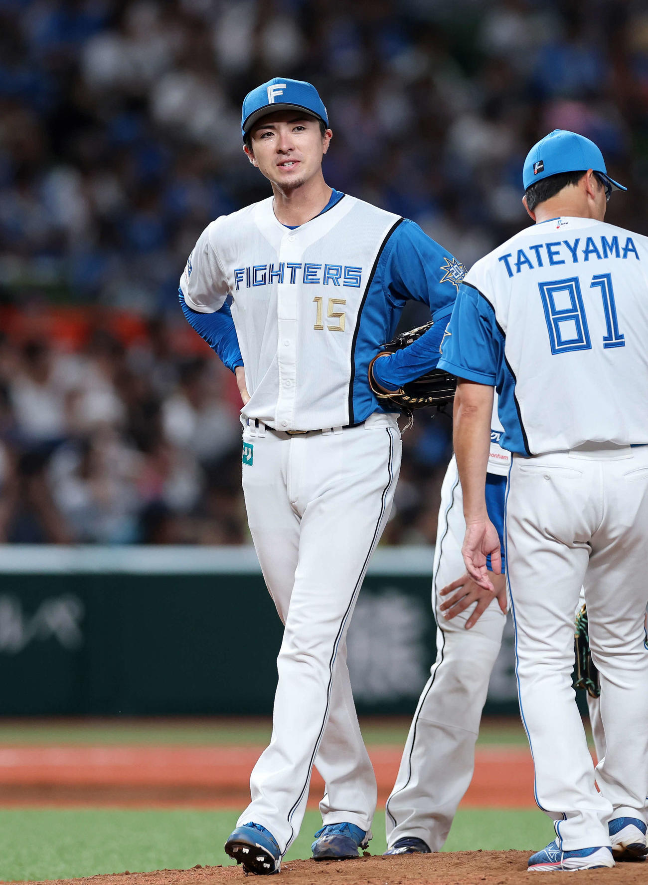 西武対日本ハム　7回裏、降板する日本ハム上沢（左）（撮影・鈴木正人）