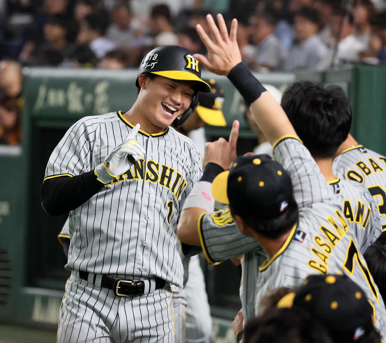 巨人対阪神　3回表阪神2死二塁、森下（左）は左越え先制2点本塁打を放ち笑顔でタッチする（撮影・加藤哉）