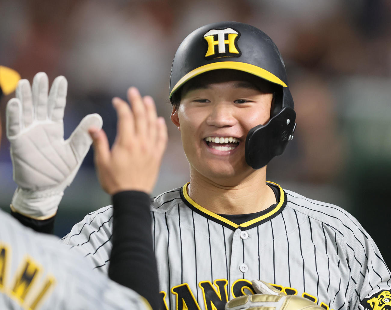 巨人対阪神　5回表阪神1死一、二塁、一塁走者森下は佐藤輝の右適時二塁打で生還しベンチのナインとタッチする（撮影・加藤哉）