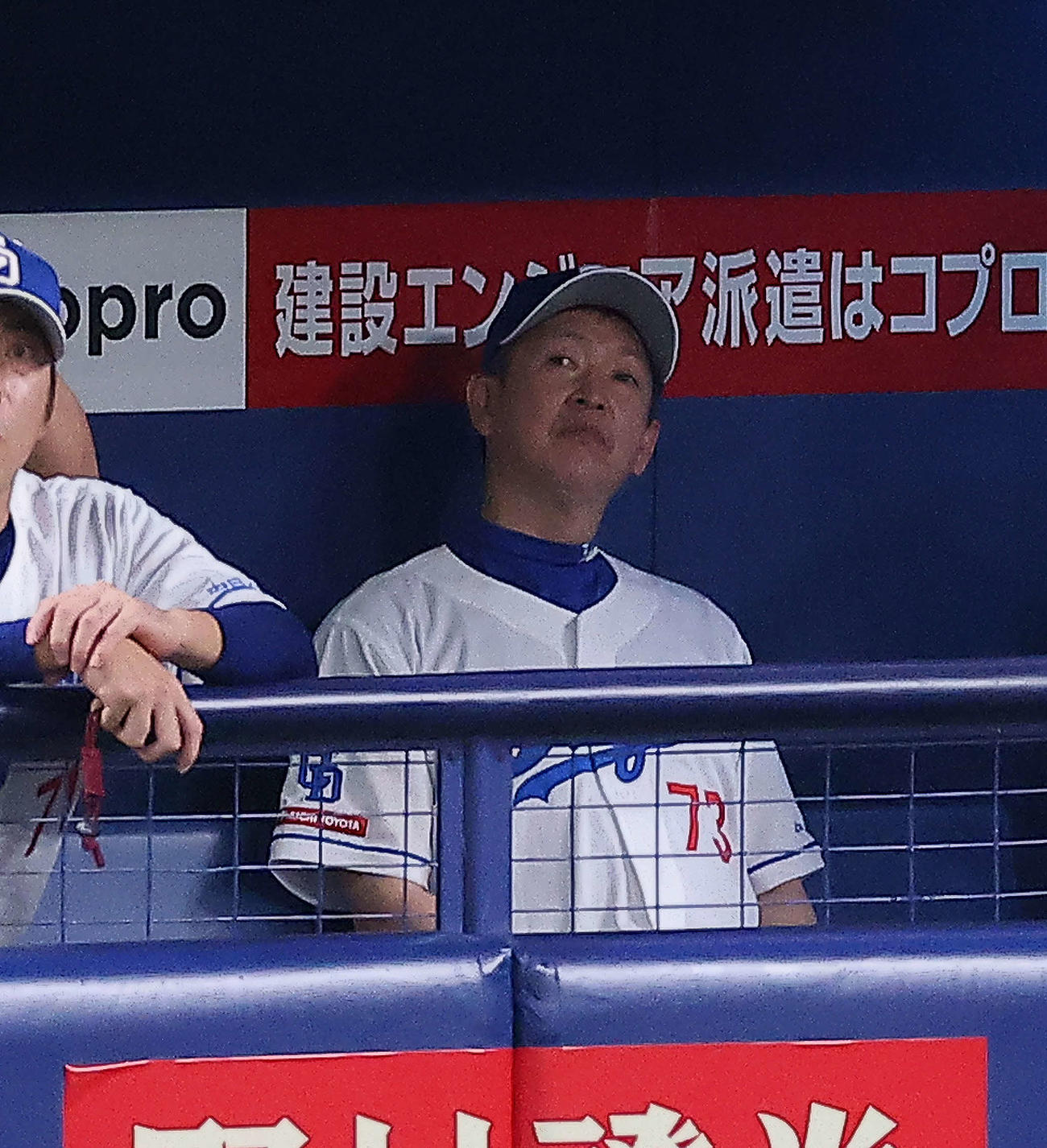 中日対DeNA 9回表、戦況を見守る立浪監督（撮影・河田真司）