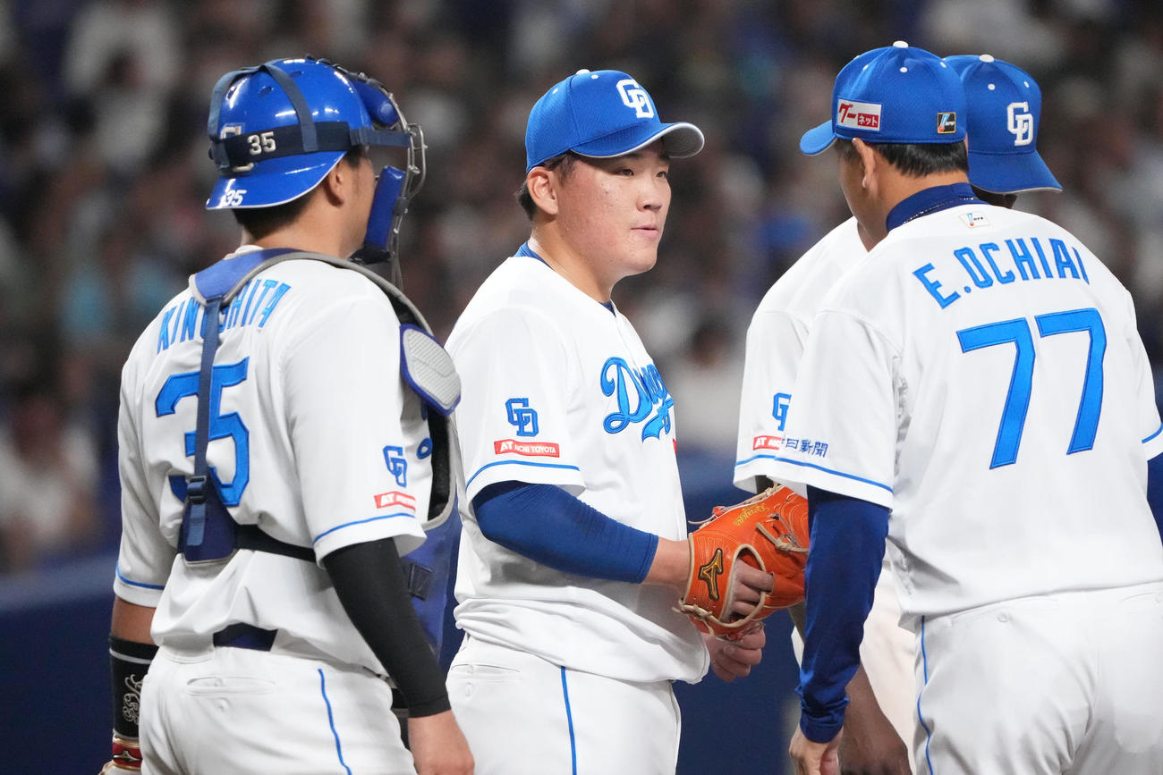 中日対DeNA 7回表DeNA1死二塁、マウンドの福島（中央）のもとに集まる中日ナイン（撮影・森本幸一）