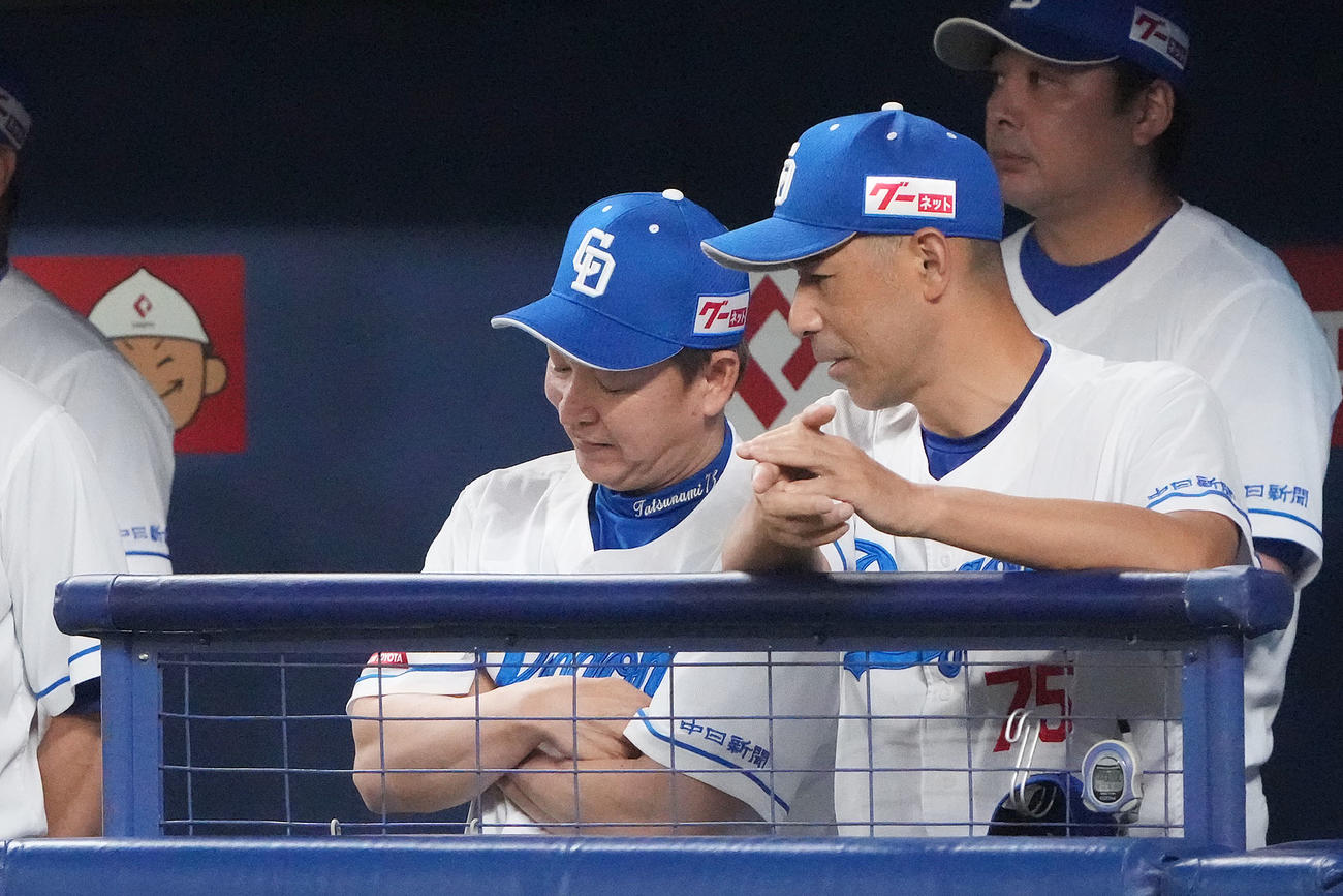 中日対DeNA 9回裏、ベンチでうなだれる立浪監督（左）（撮影・森本幸一）