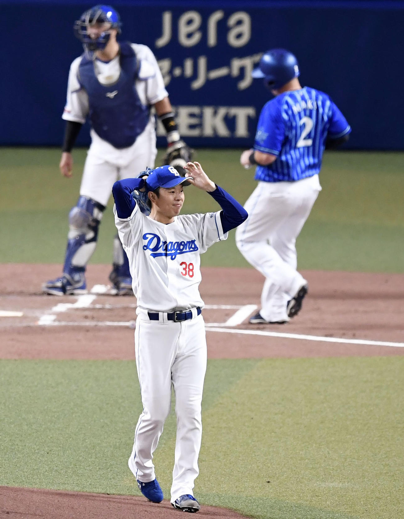1回、DeNA・大和の左前打で三走牧（奥右）の生還を許し、3失点となった中日・松葉（共同）