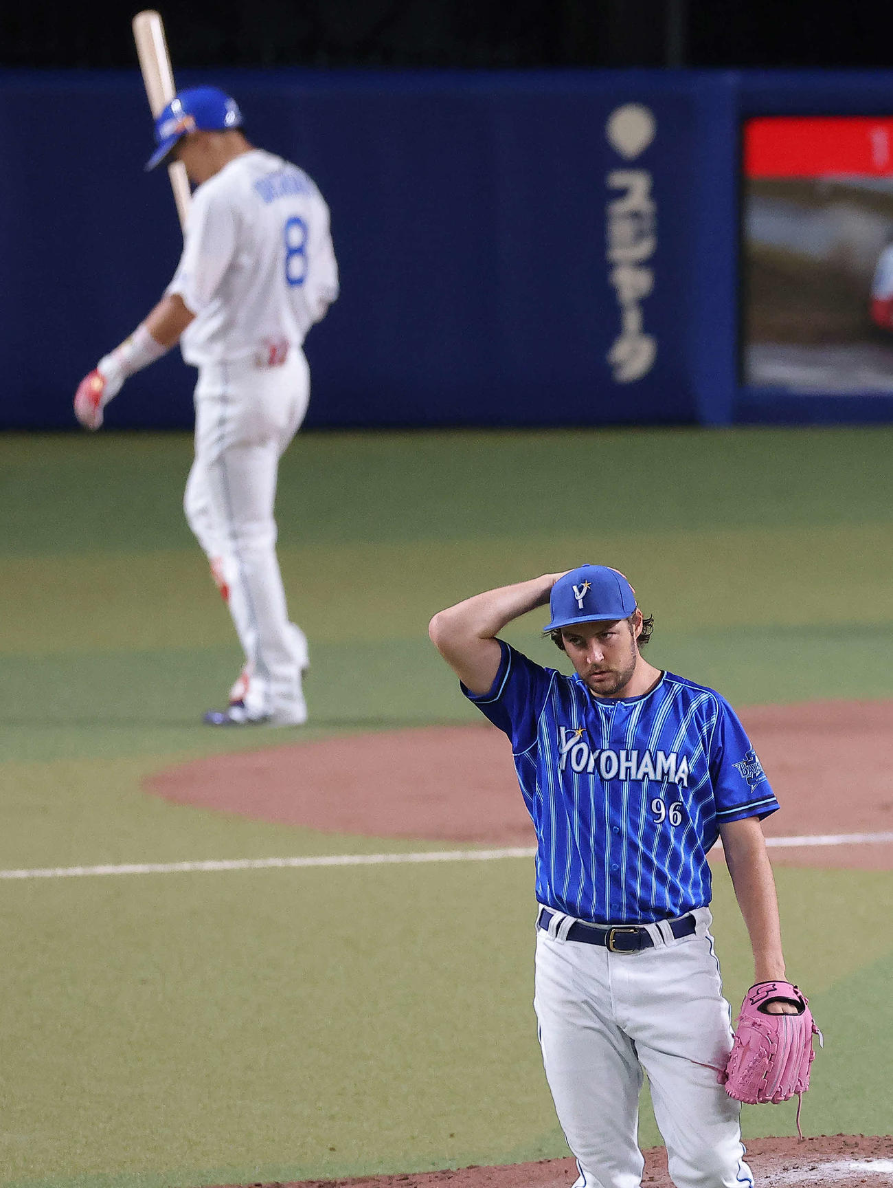 中日対DeNA 7回裏中日無死、大島（左）を見逃し三振に仕留めたバウアー（撮影・河田真司）