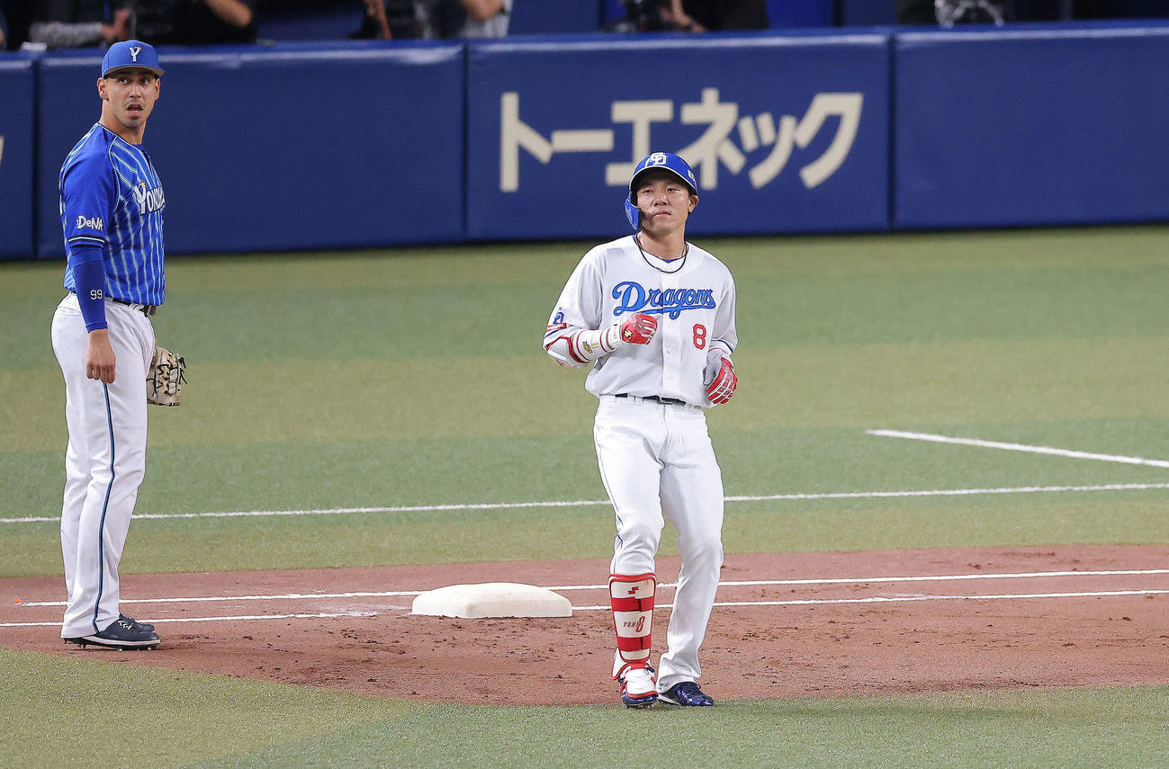 中日対DeNA 1回裏中日1死、右前打を放ち出塁する大島（撮影・河田真司）