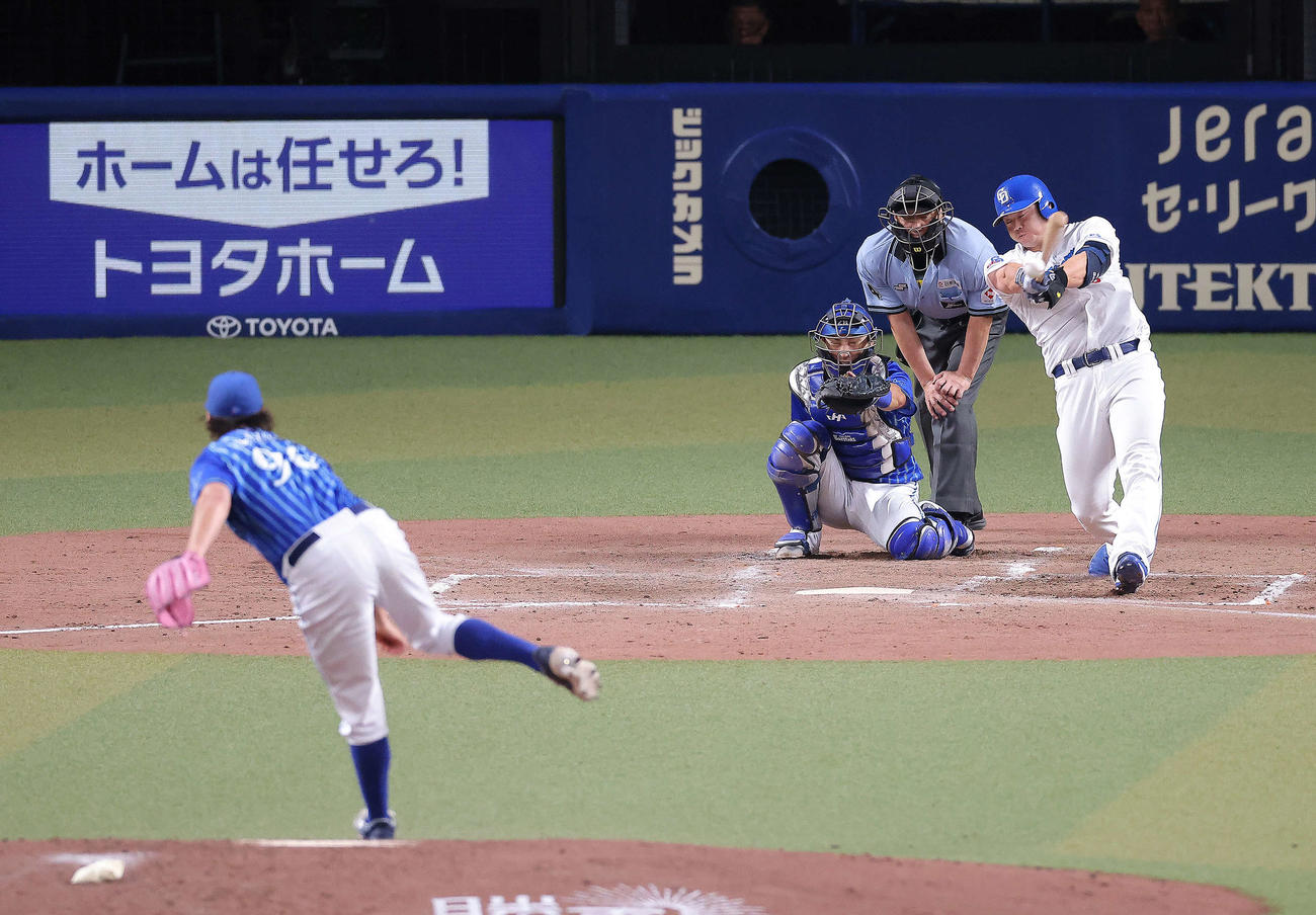 中日対DeNA 3回裏中日1死、左前打を放つ細川。投手バウアー（撮影・河田真司）
