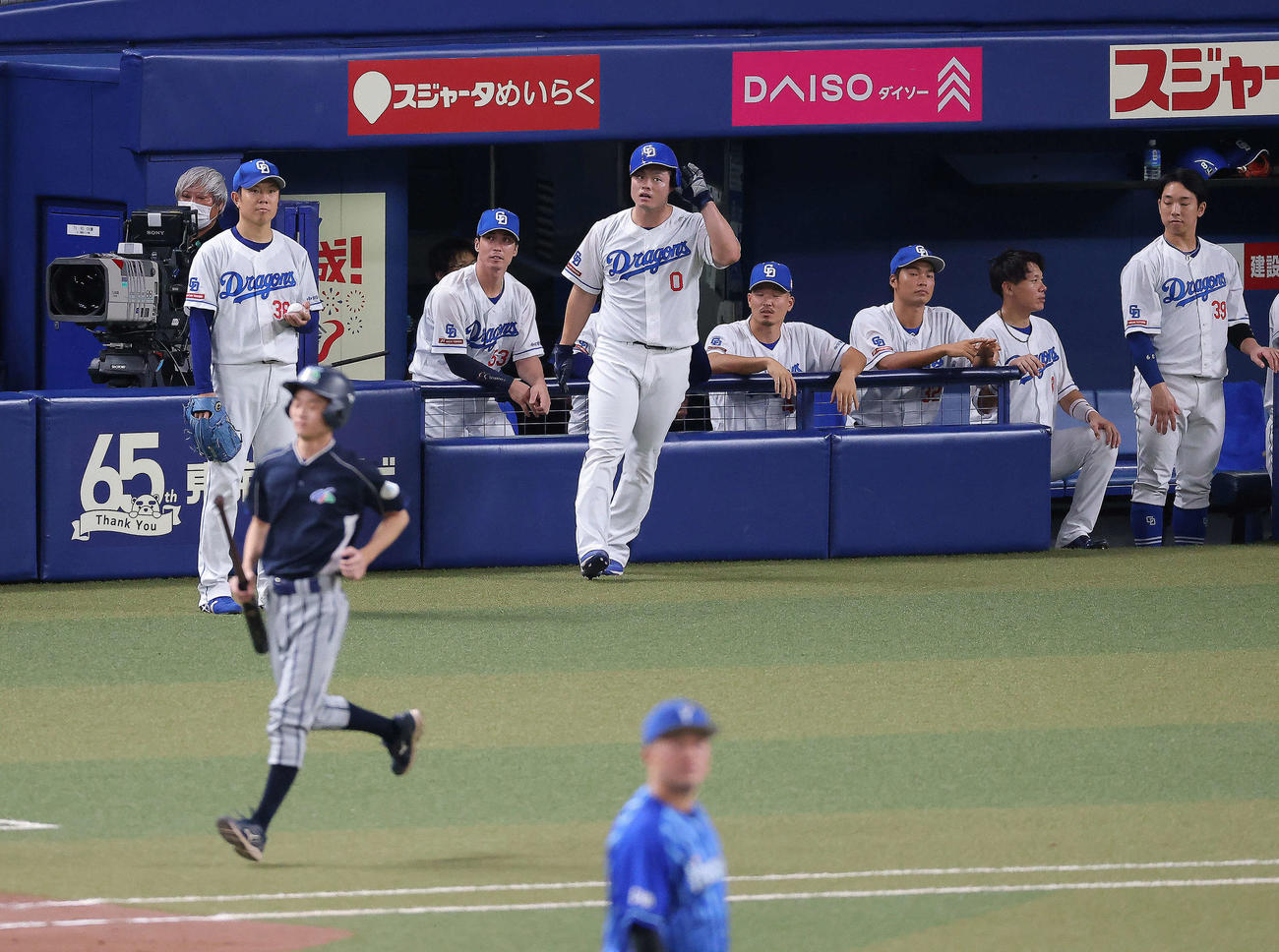 中日対DeNA 3回裏中日2死一、二塁、カリステの右前適時打で生還する細川（中央）（撮影・河田真司）