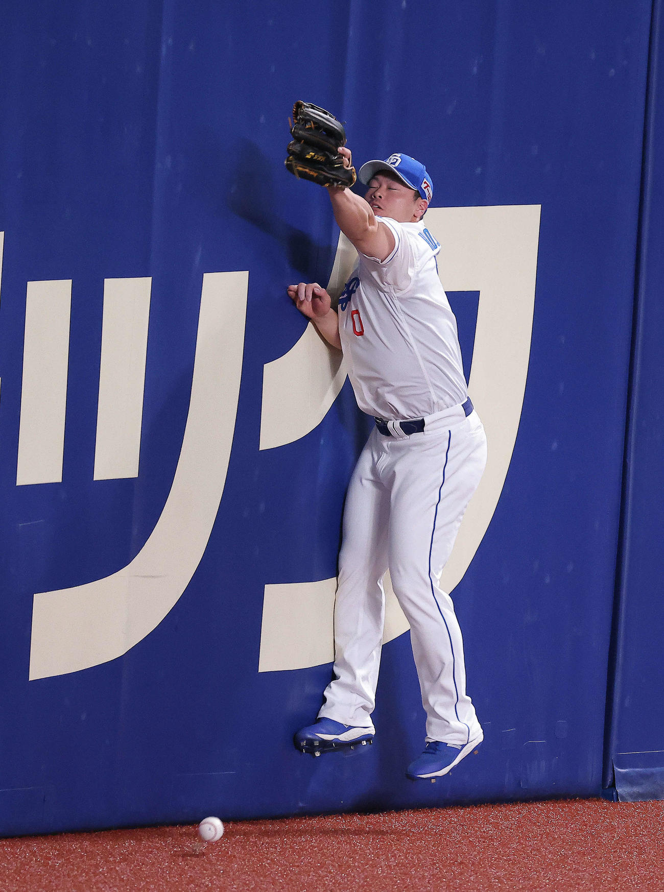 中日対DeNA 3回表DeNA無死、佐野に三塁打を許す細川（撮影・河田真司）