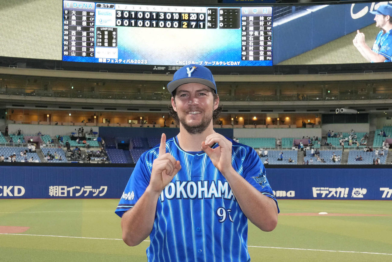中日対DeNA 10勝目を挙げポーズを決めるDeNAバウアー（撮影・森本幸一）