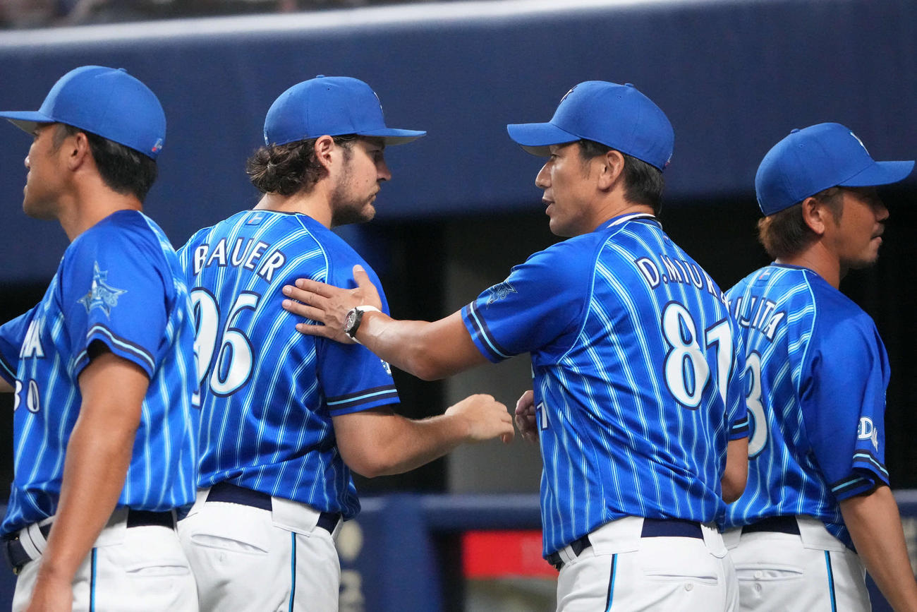 中日対DeNA　試合終了、DeNAバウアー（左から2人目）を迎える三浦監督（撮影・森本幸一）