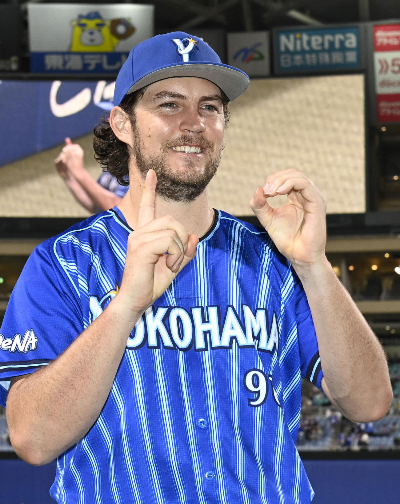 10勝目を挙げ、ポーズをとるDeNA・バウアー＝バンテリンドーム（共同）
