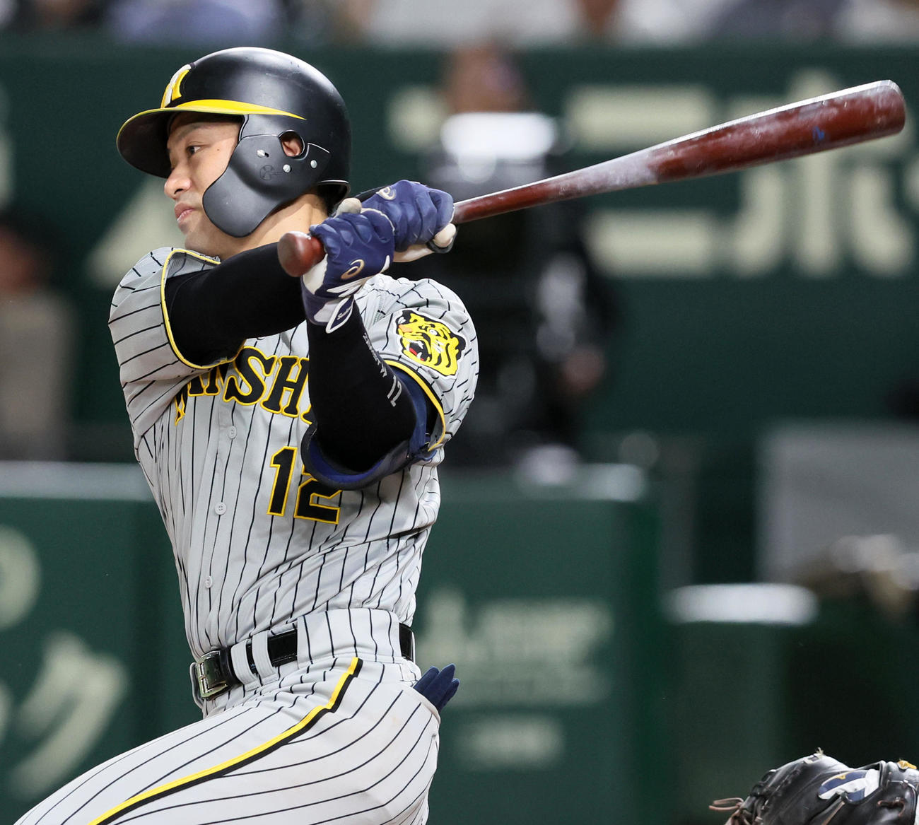 巨人対阪神　4回表阪神1死三塁、坂本は左翼へ適時打を放つ（撮影・加藤哉）