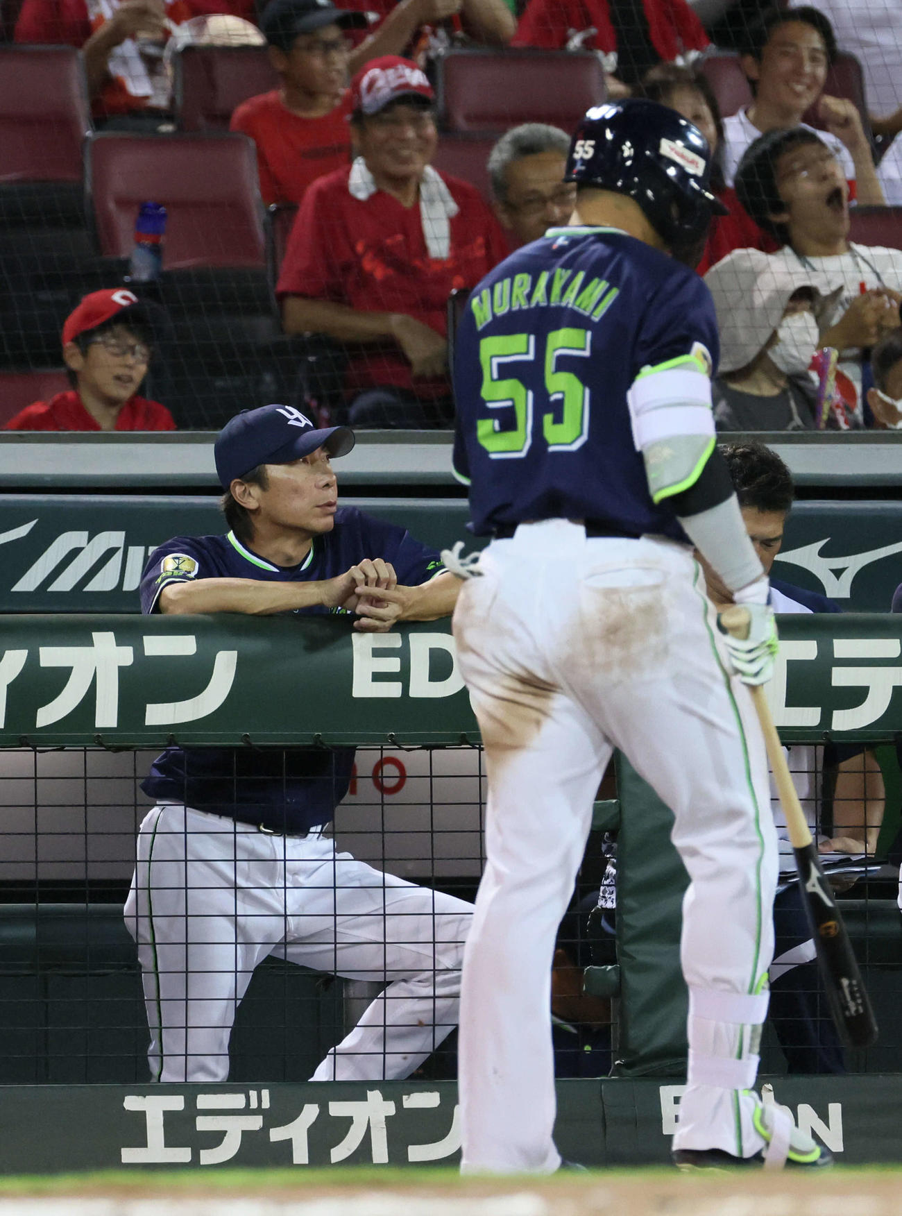 広島対ヤクルト　8回表ヤクルト1死、三振した村上とベンチの高津監督（撮影・加藤孝規）
