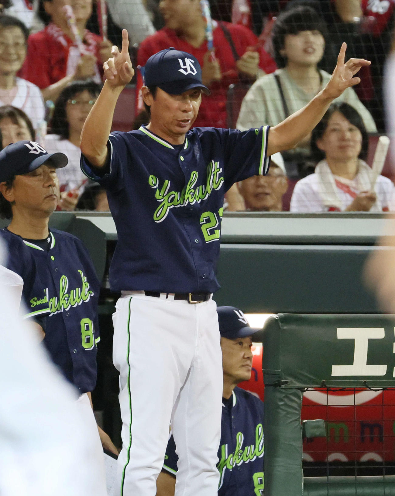 広島対ヤクルト　8回裏広島、代打田中の一塁セーフ判定にリクエストする高津監督（撮影・加藤孝規）
