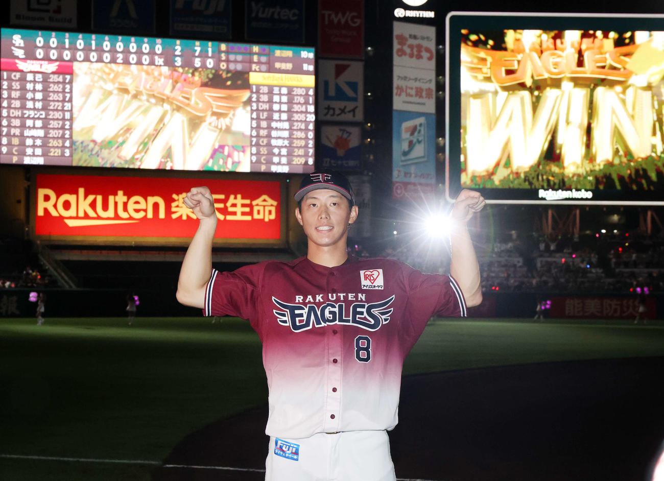 楽天対ソフトバンク　サヨナラ二塁打を放った辰己は笑みを浮かべてガッツポーズ（撮影・浅見桂子）