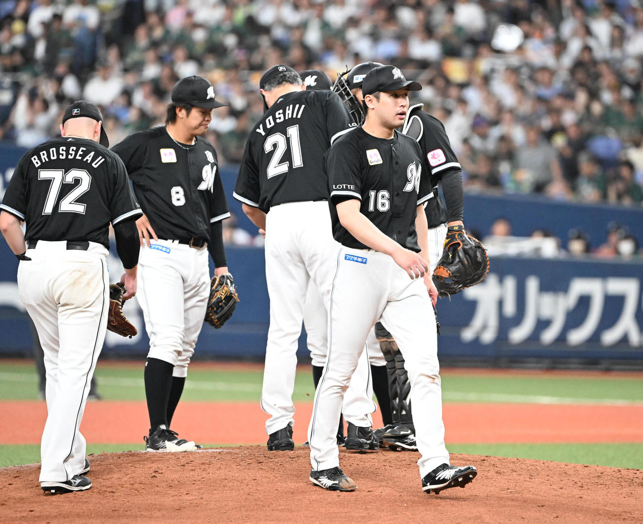 オリックス対ロッテ　6回裏オリックス2死一、二塁、中川圭の適時打で勝ち越しを許し吉井監督から降板を告げられる種市（撮影・和賀正仁）