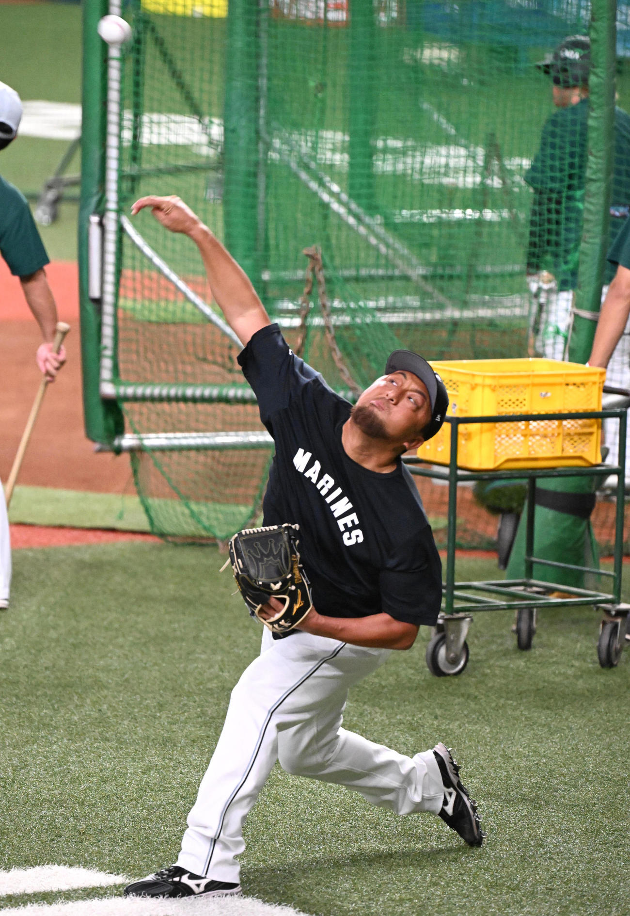 外野席まで遠投するロッテ沢村（撮影・石井愛子）