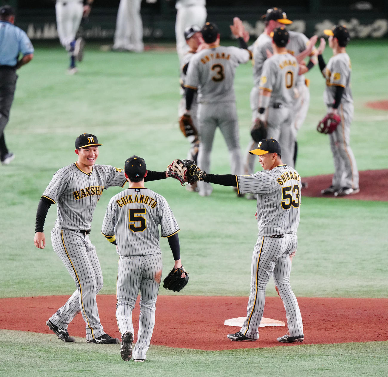 巨人対阪神　巨人に勝利し、タッチを交わす阪神森下（左）（撮影・江口和貴）