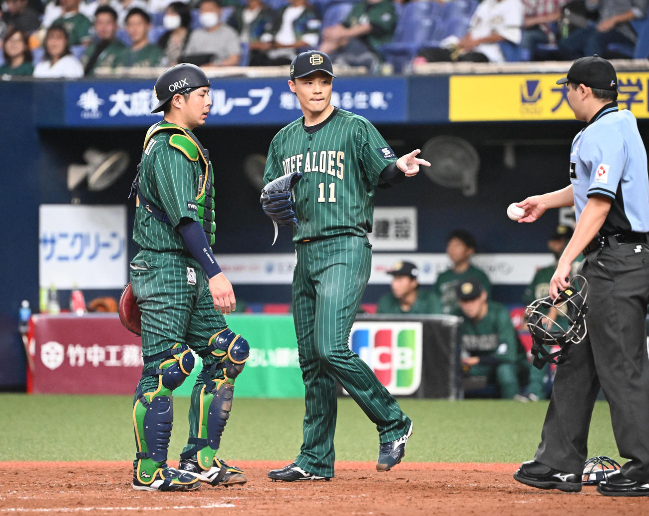 オリックス対ロッテ　5回表ロッテ1死三塁、藤原に中犠飛を浴び追加点を許した山崎福（撮影・和賀正仁）