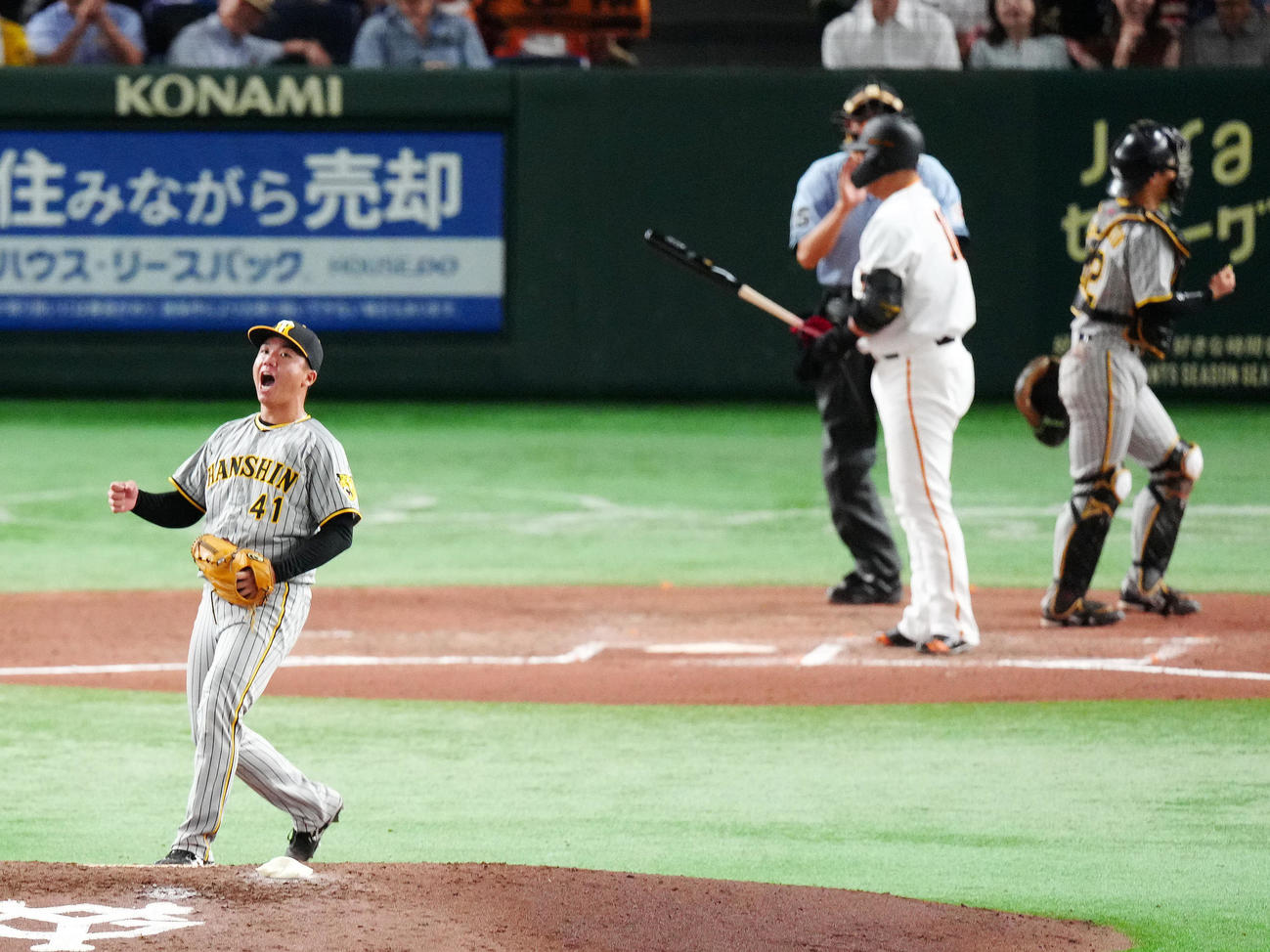 巨人対阪神　6回裏巨人2死二塁、中田翔（後方左）から空振り三振を奪い、ガッツポーズを見せる村上（撮影・江口和貴）