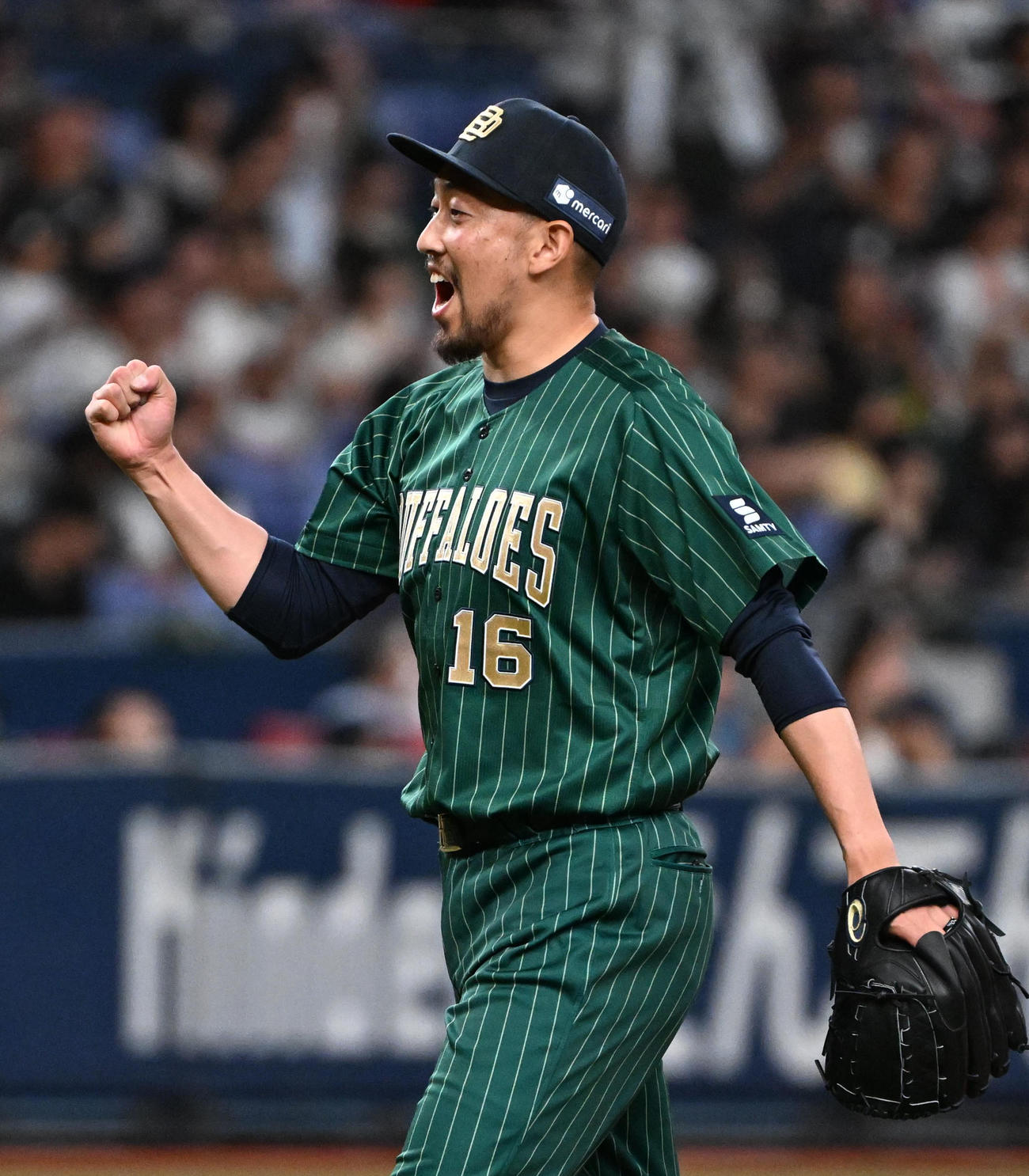 オリックス対ロッテ　ロッテに勝利しガッツポーズをする平野佳（撮影・石井愛子）