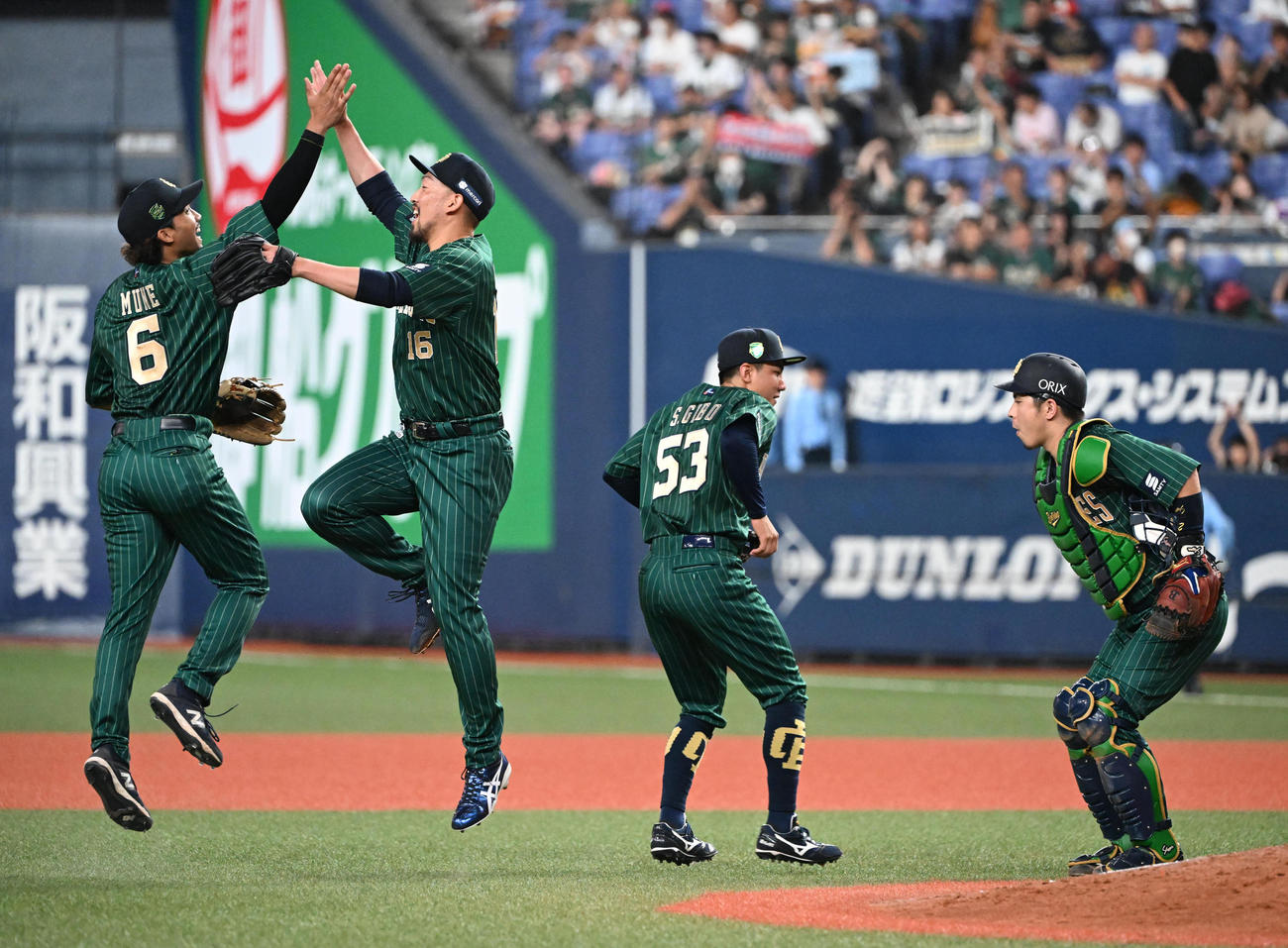 オリックス対ロッテ　ロッテに勝利しハイタッチするすオリックス平野佳（左から2人目）と宗（撮影・和賀正仁）