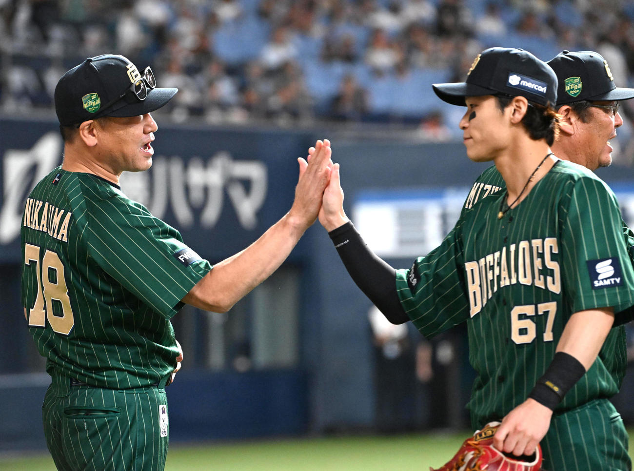 オリックス対ロッテ　中川圭とハイタッチをする中嶋監督（撮影・石井愛子）