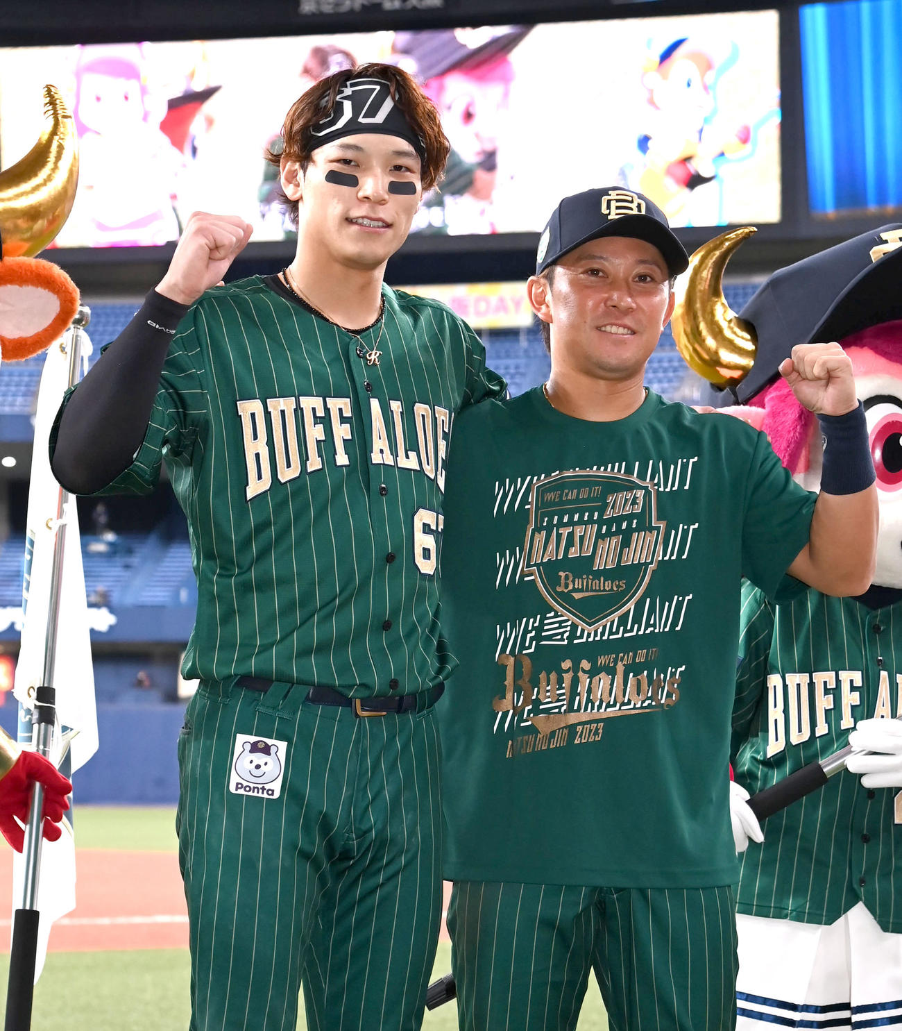 ロッテに勝利しガッツポーズをする中川圭（左）と西野（撮影・石井愛子）