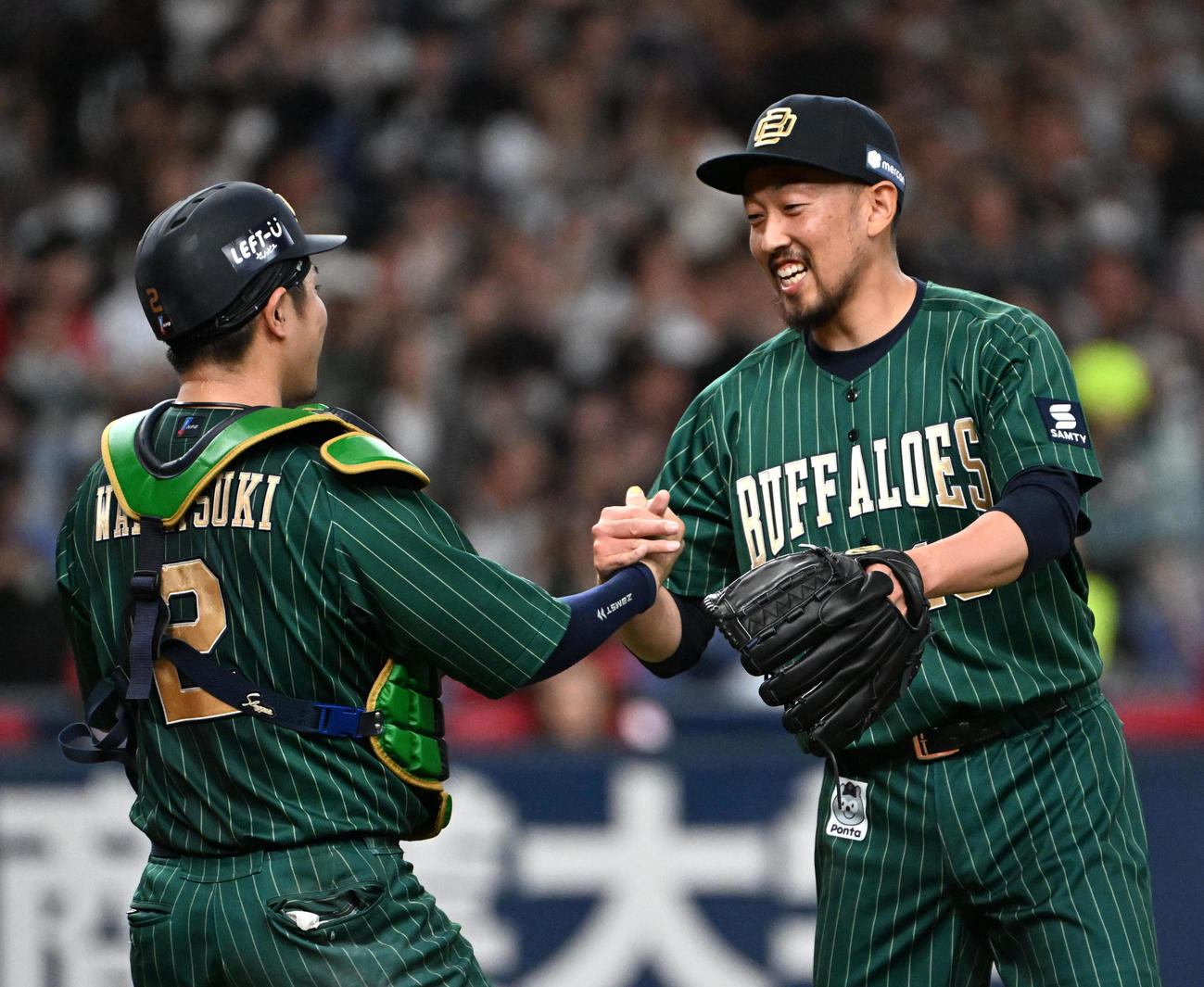 オリックス対ロッテ　ロッテに勝利し握手をする（左から）若月、平野佳（撮影・石井愛子）
