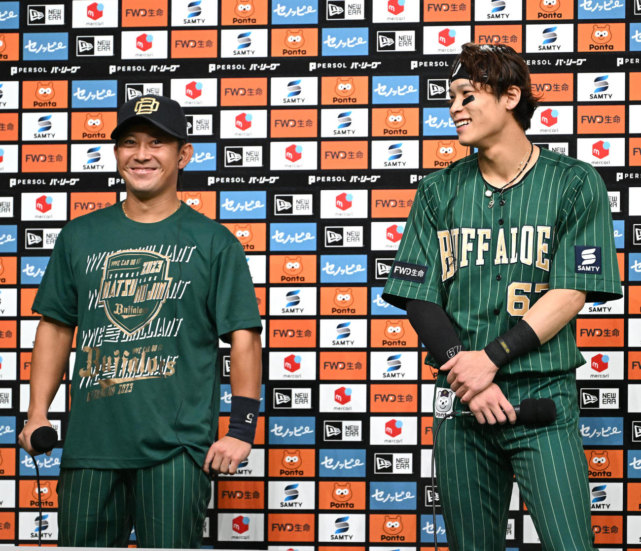 オリックス対ロッテ　笑顔でヒーローインタビューに答える（左から）西野、中川圭（撮影・石井愛子）