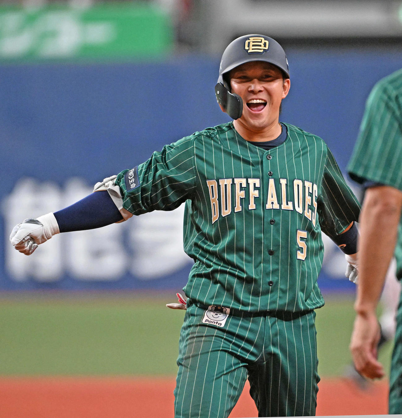 オリックス対ロッテ　5回裏オリックス2死一、三塁、西野は左前適時打放ち、笑顔を見せる（撮影・石井愛子）