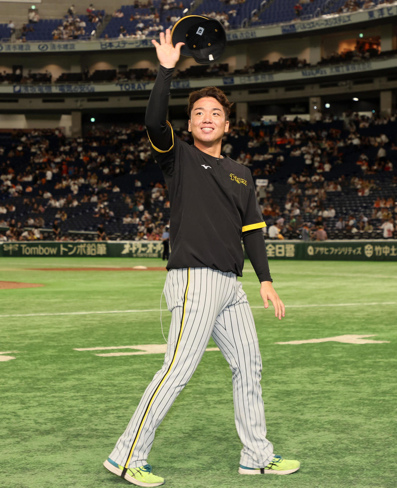巨人対阪神　ヒーローインタビューを終えファンに手を振る村上（撮影・加藤哉）