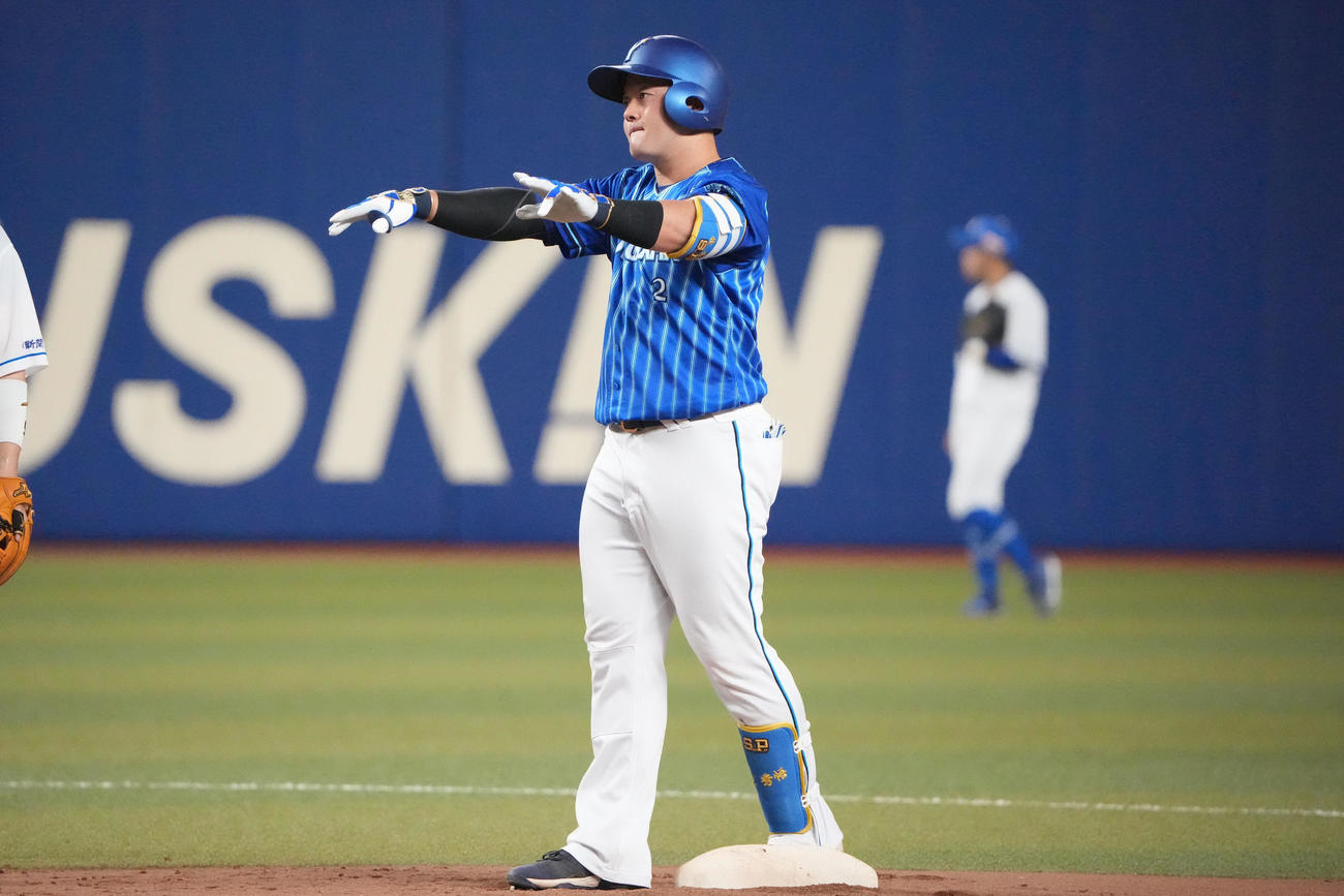 中日対DeNA 7回表DeNA1死二塁、左適時二塁打を放った牧（撮影・森本幸一）