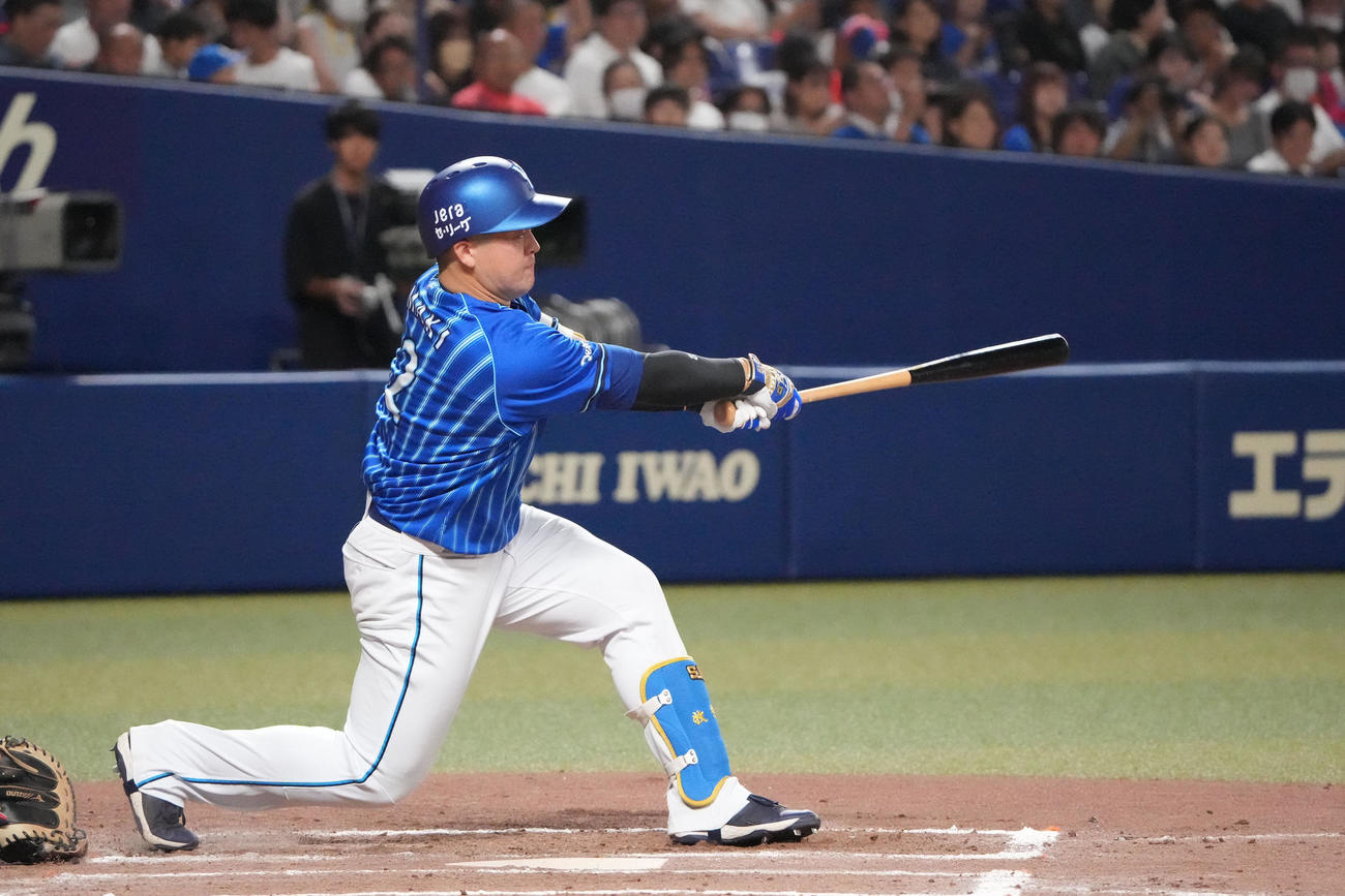 中日対DeNA 7回表DeNA1死二塁、左適時二塁打を放つ牧（撮影・森本幸一）