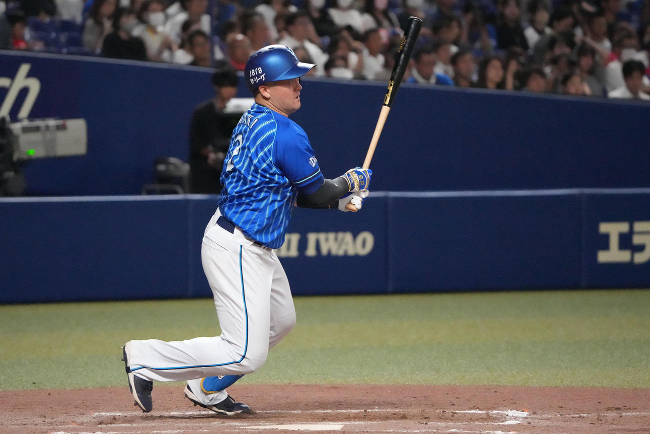 中日対DeNA 9回表DeNA無死一塁、中前安打を放つ牧（撮影・森本幸一）