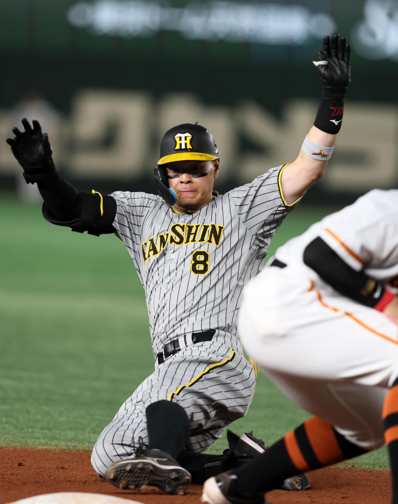 巨人対阪神　5回表阪神1死一、二塁、佐藤輝は右翼へ適時二塁打を放ち、送球間に三塁に滑り込む（撮影・加藤哉）
