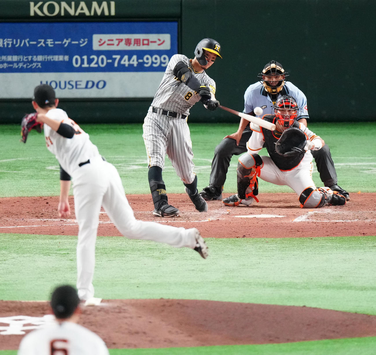 巨人対阪神　5回表阪神1死一、二塁、2点適時二塁打を放つ佐藤輝。投手戸郷（撮影・江口和貴）