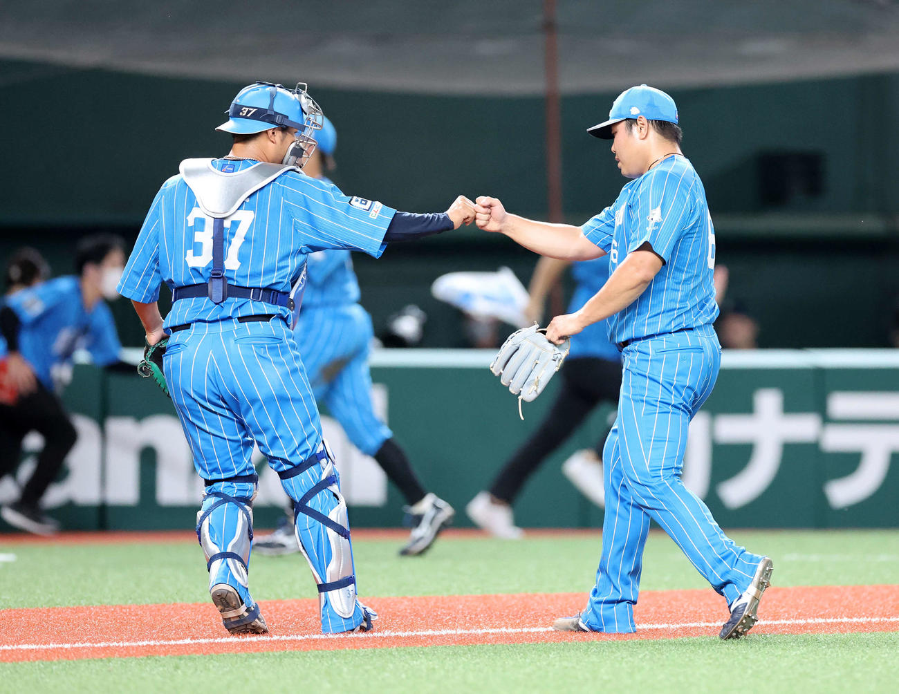 西武対日本ハム　4回表、日本ハムの攻撃を抑え西武柘植（左）とグータッチする平良（撮影・鈴木正人）
