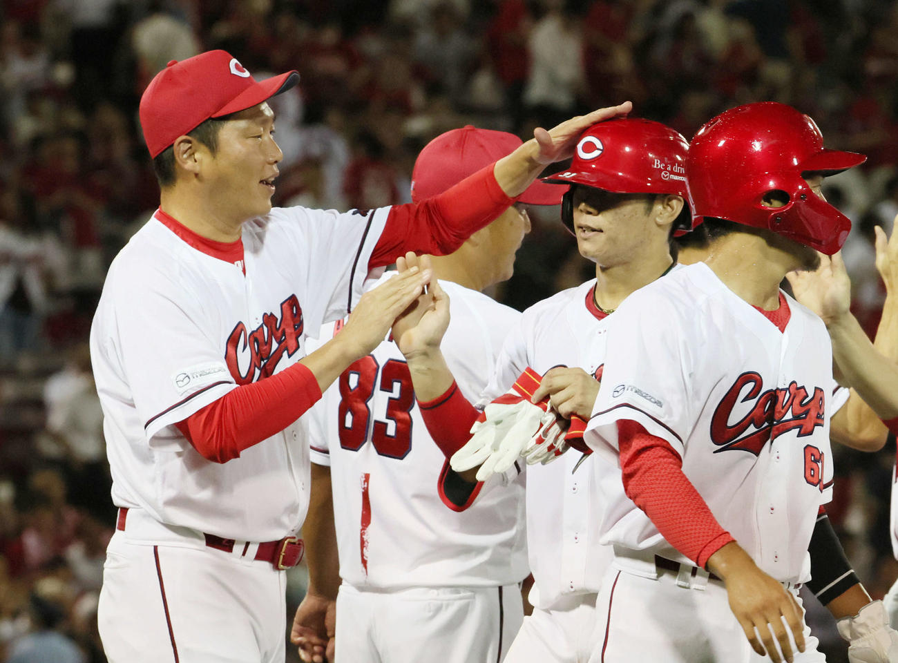 広島対ヤクルト　新井監督（左）はサヨナラ犠飛を放った坂倉を迎える（撮影・加藤孝規）