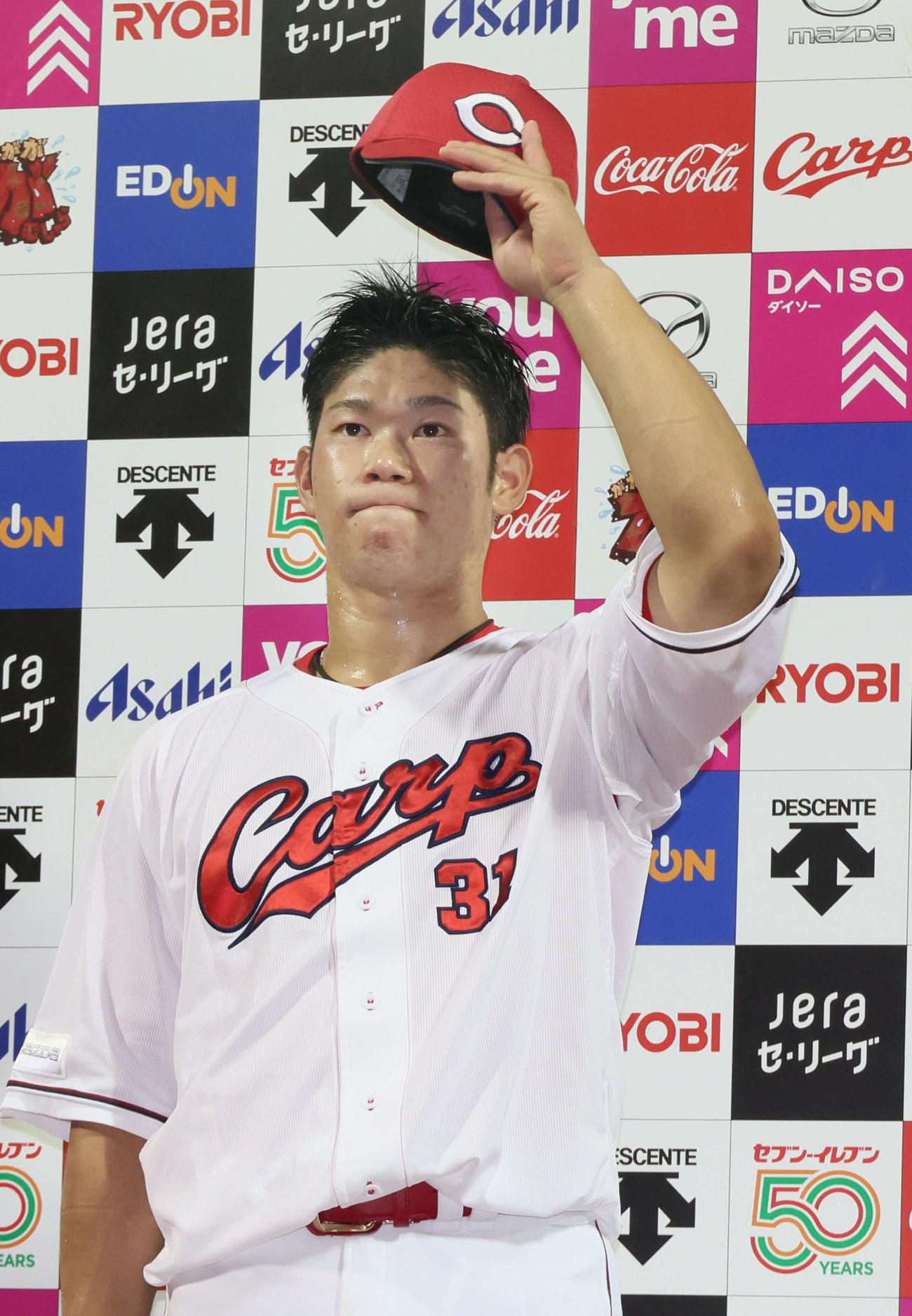 広島対ヤクルト　お立ち台でファンの声援に応える坂倉（撮影・加藤孝規）