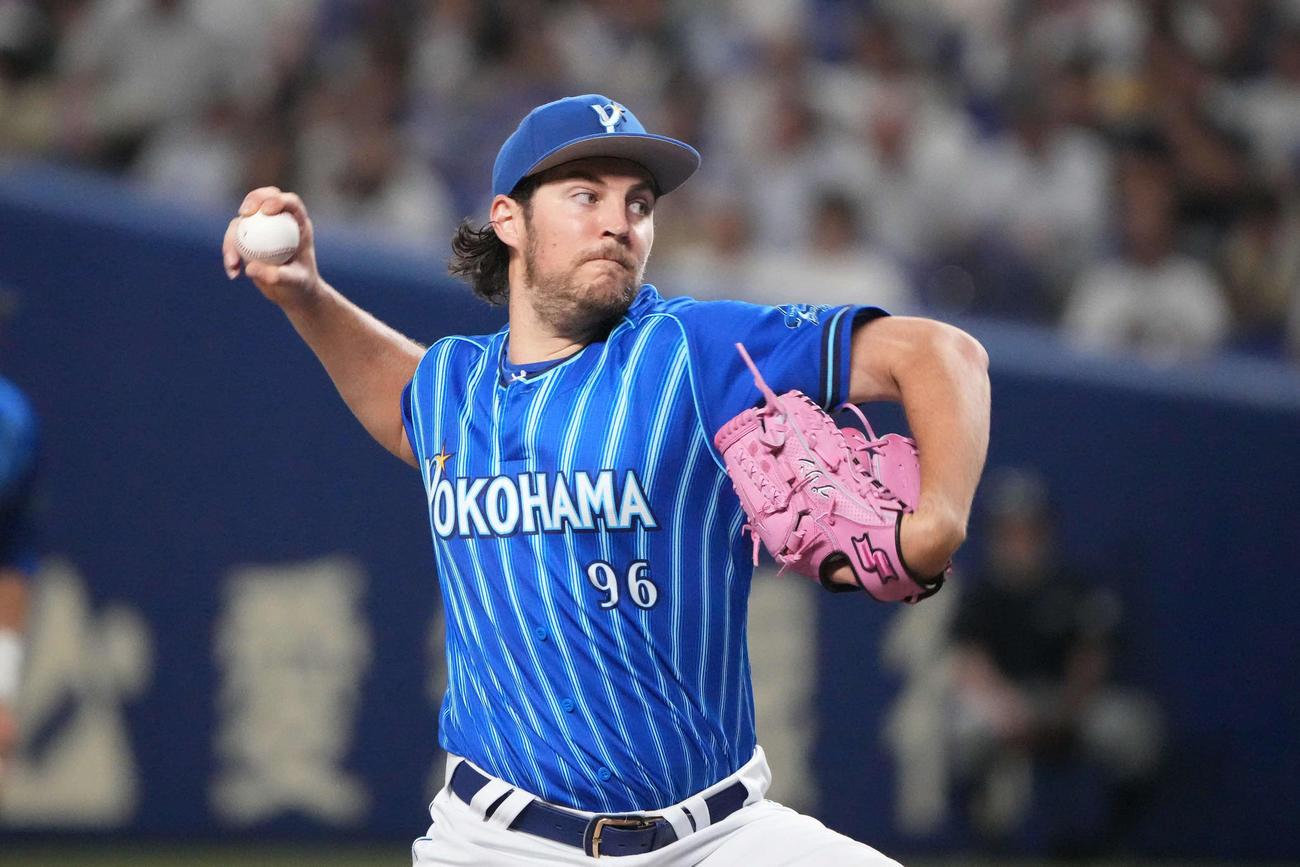 中日対DeNA 3回以降、ピンク色のグラブでマウンドに上がるDeNAバウアー（撮影・森本幸一）