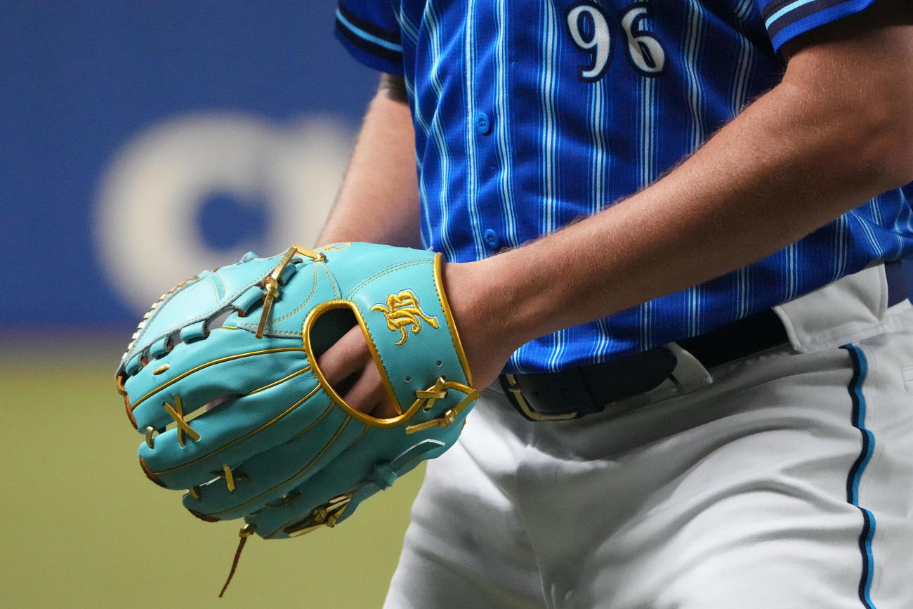 中日対DeNA　試合前、キャッチボールをするバウアーが使用するグラブ（撮影・森本幸一）
