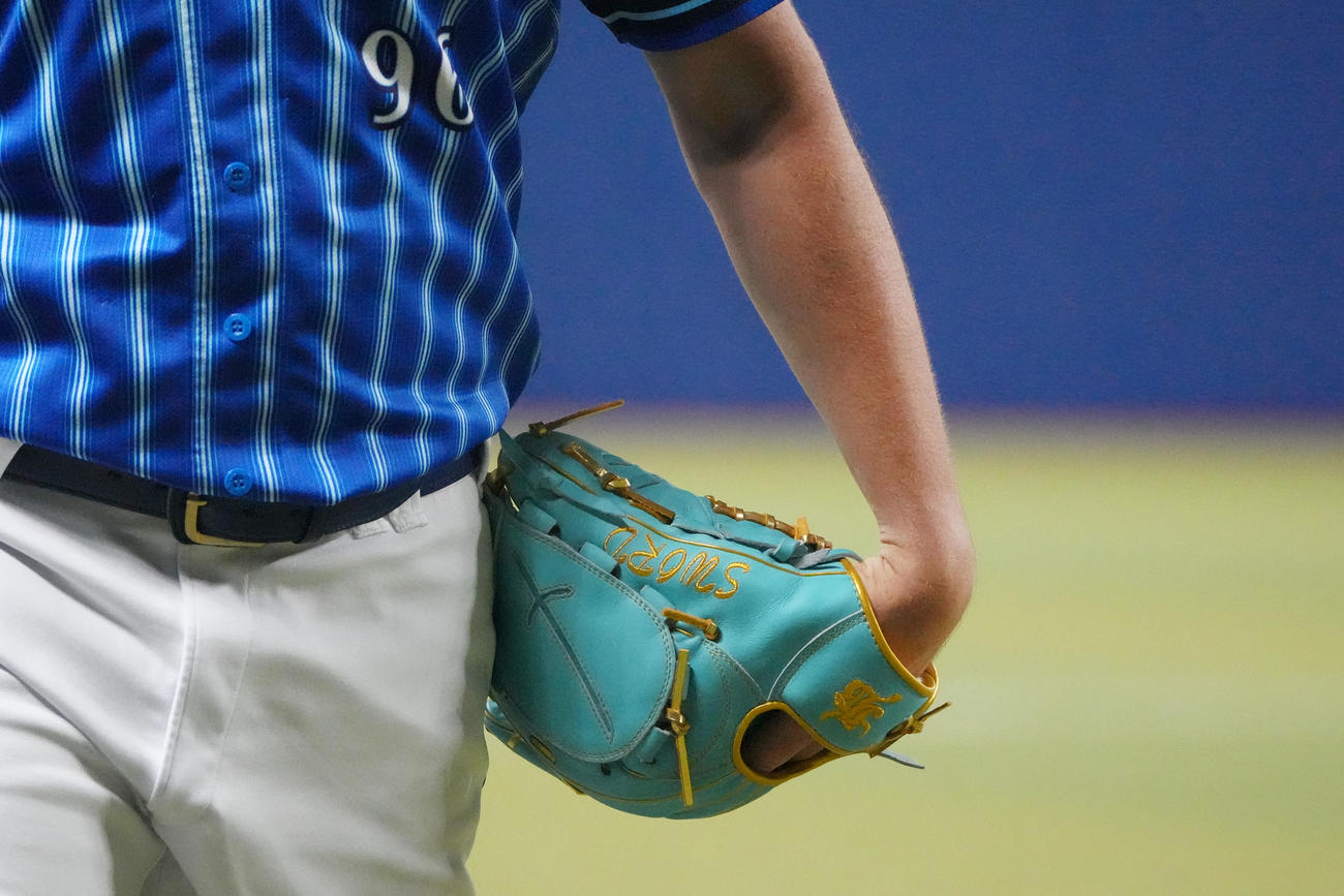 中日対DeNA　試合前、キャッチボールをするバウアーが使用するグラブ（撮影・森本幸一）