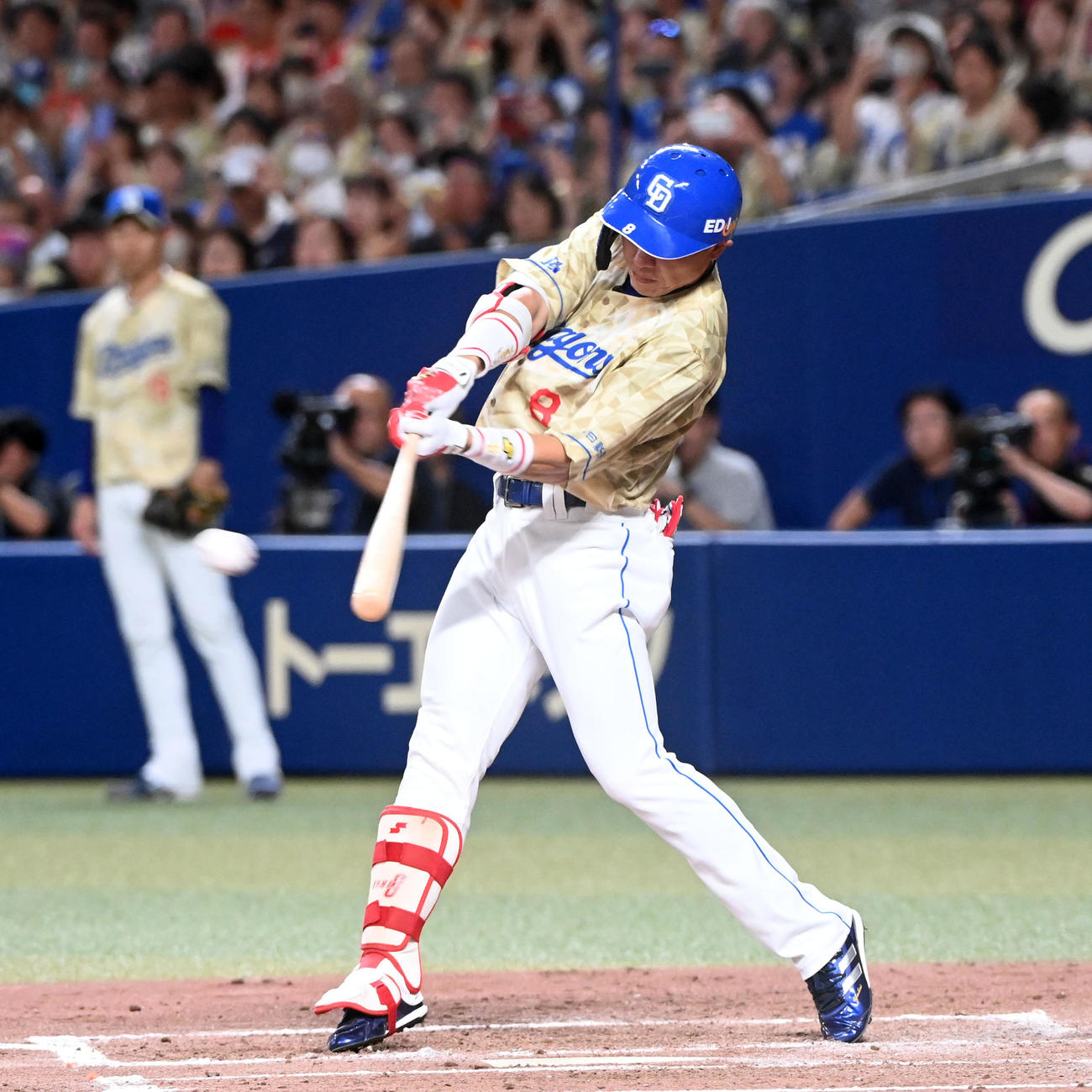中日対DeNA 3回裏中日1死一塁、大島は中前打を放ち2000本安打を達成（撮影・前岡正明）