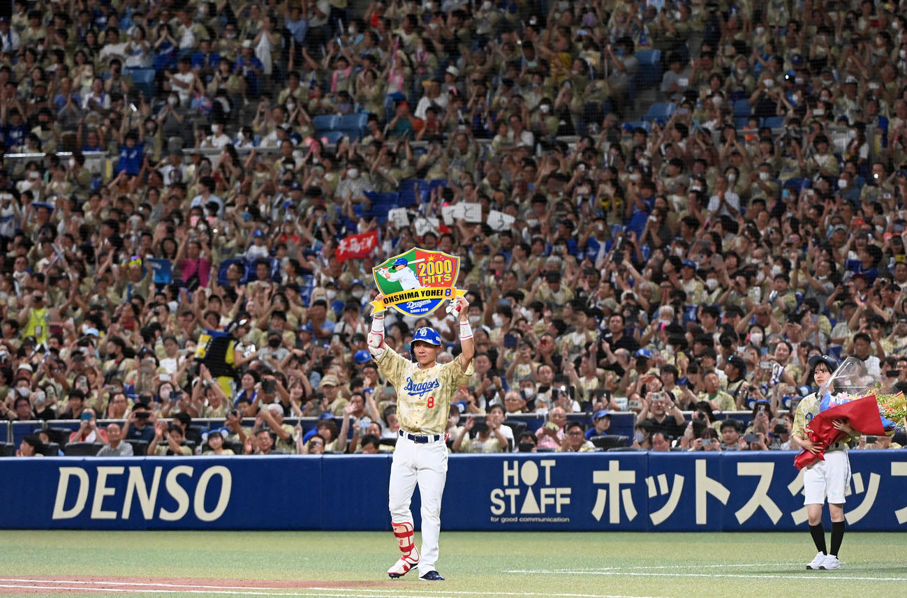 中日対DeNA 3回裏中日1死一塁、大島は中前打を放ち2000本安打を達成、記念ボードを掲げる（撮影・前岡正明）