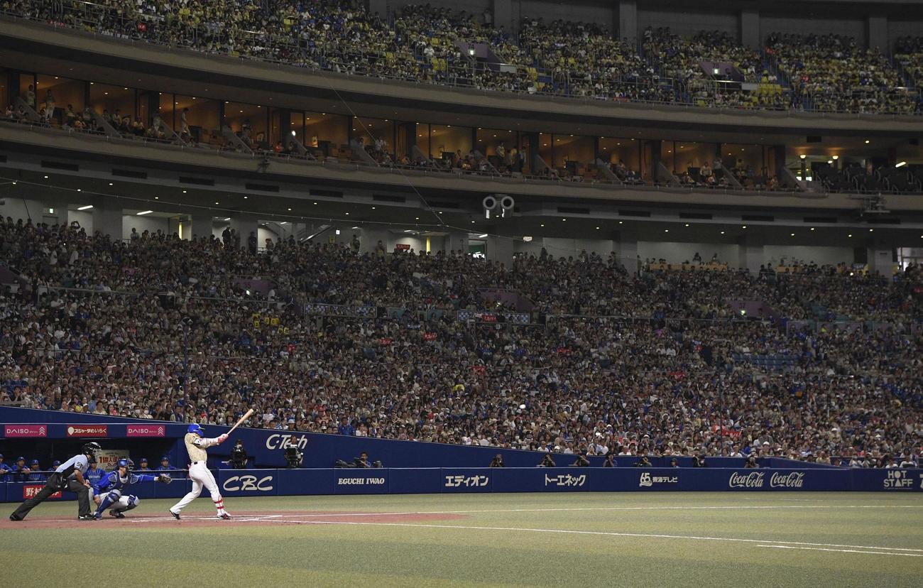 中日対DeNA 3回裏中日1死一塁、通算2000安打となる中前打を放つ大島（共同）
