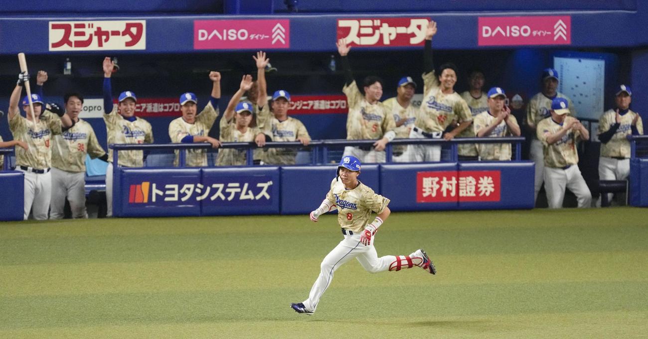 3回、通算2千安打となる中前打を放ち、一塁に向かう中日大島（共同）