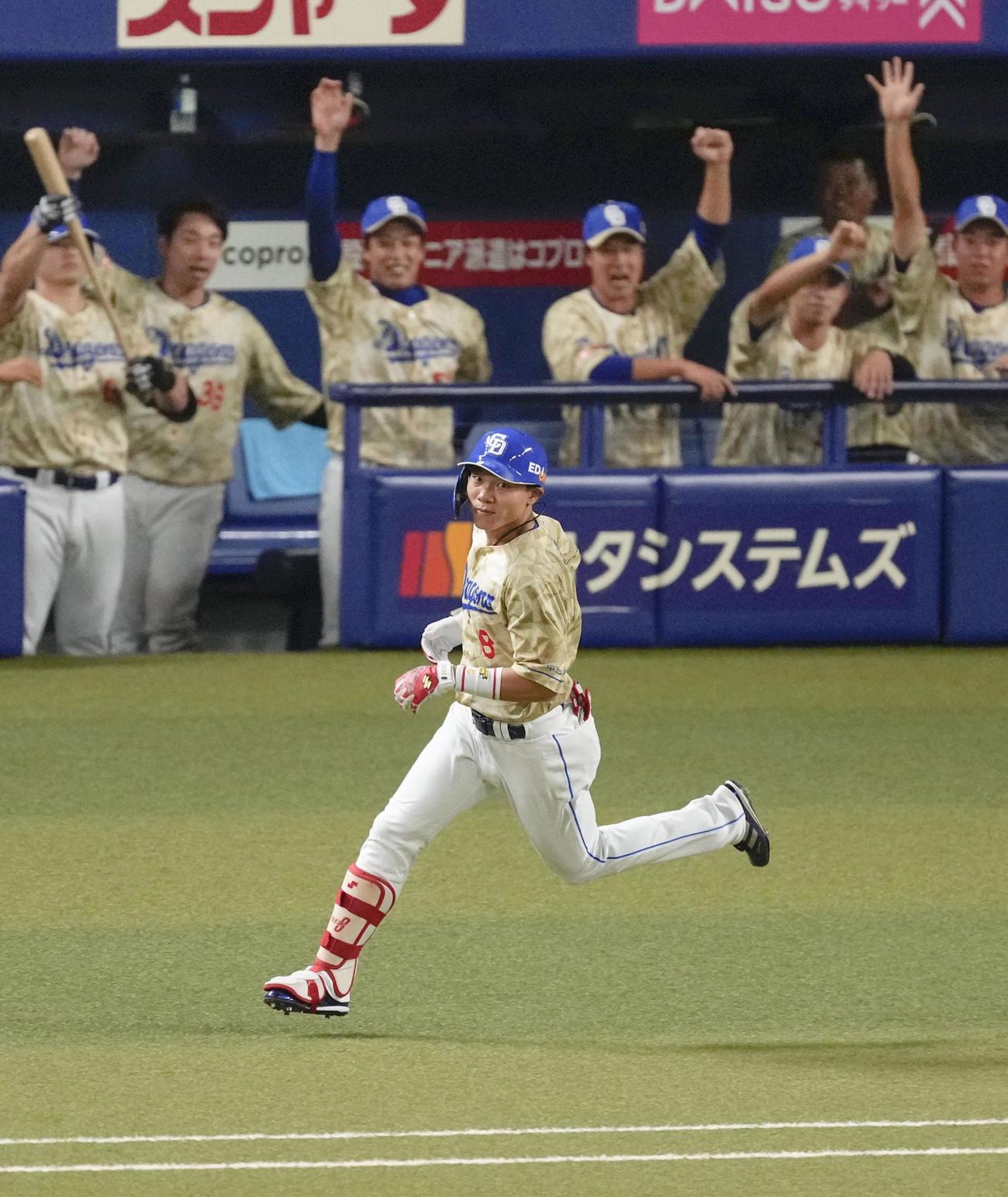 3回、通算2千安打となる中前打を放ち、一塁に向かう中日大島（共同）