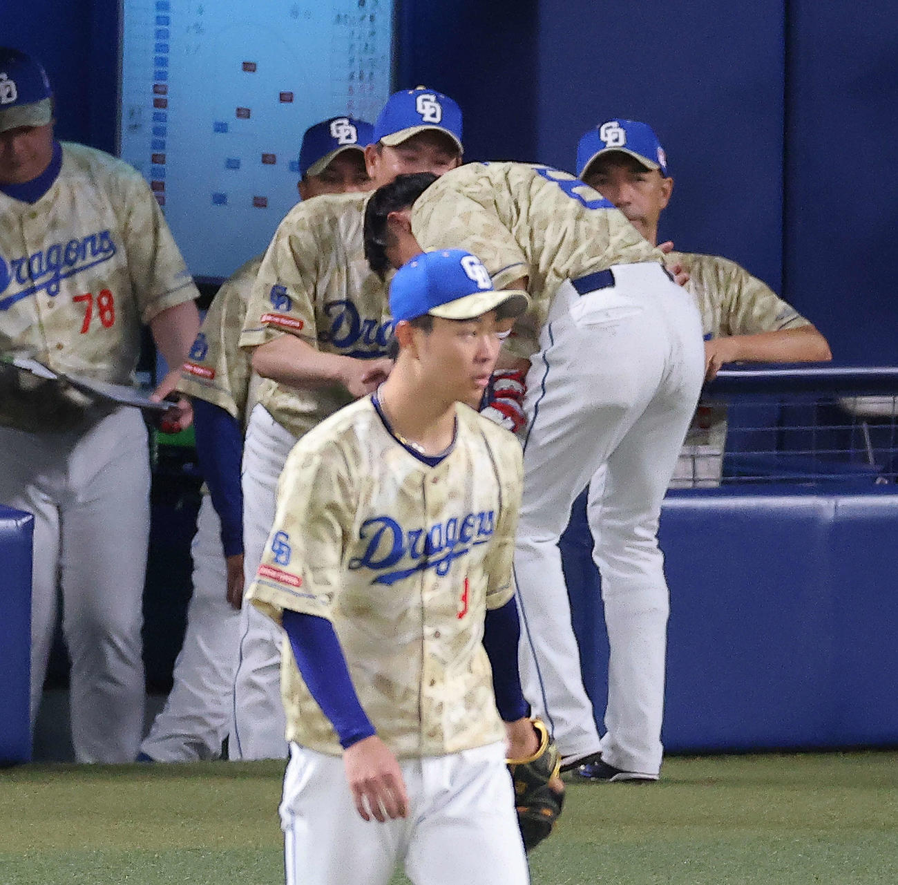 中日対DeNA 3回裏を終え、通算2000安打を達成した大島（中央）を祝福する立浪監督（撮影・河田真司）